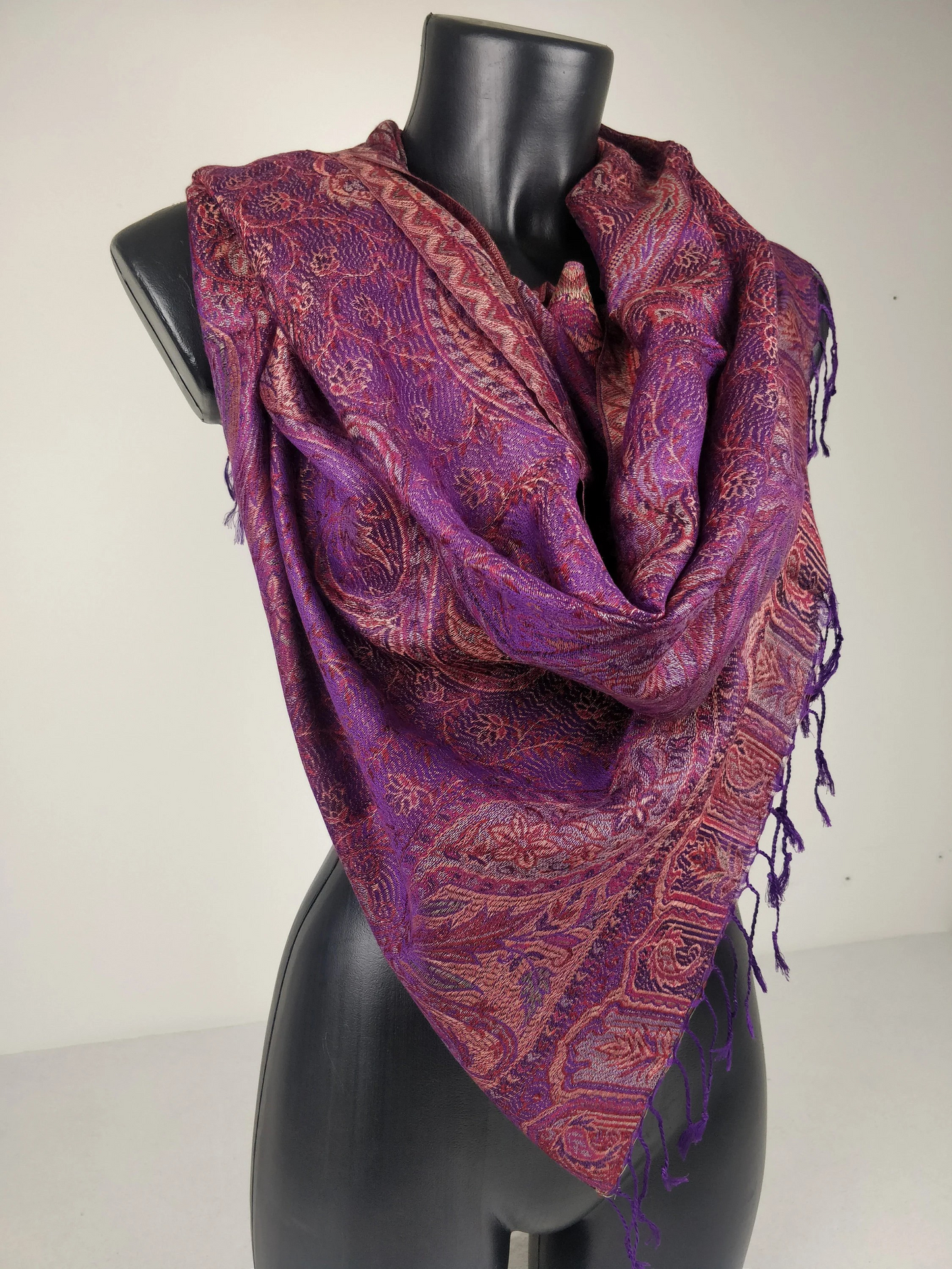 Pashmina Mangal réversible en modal / soie. Echarpe aux motifs paisley violet.