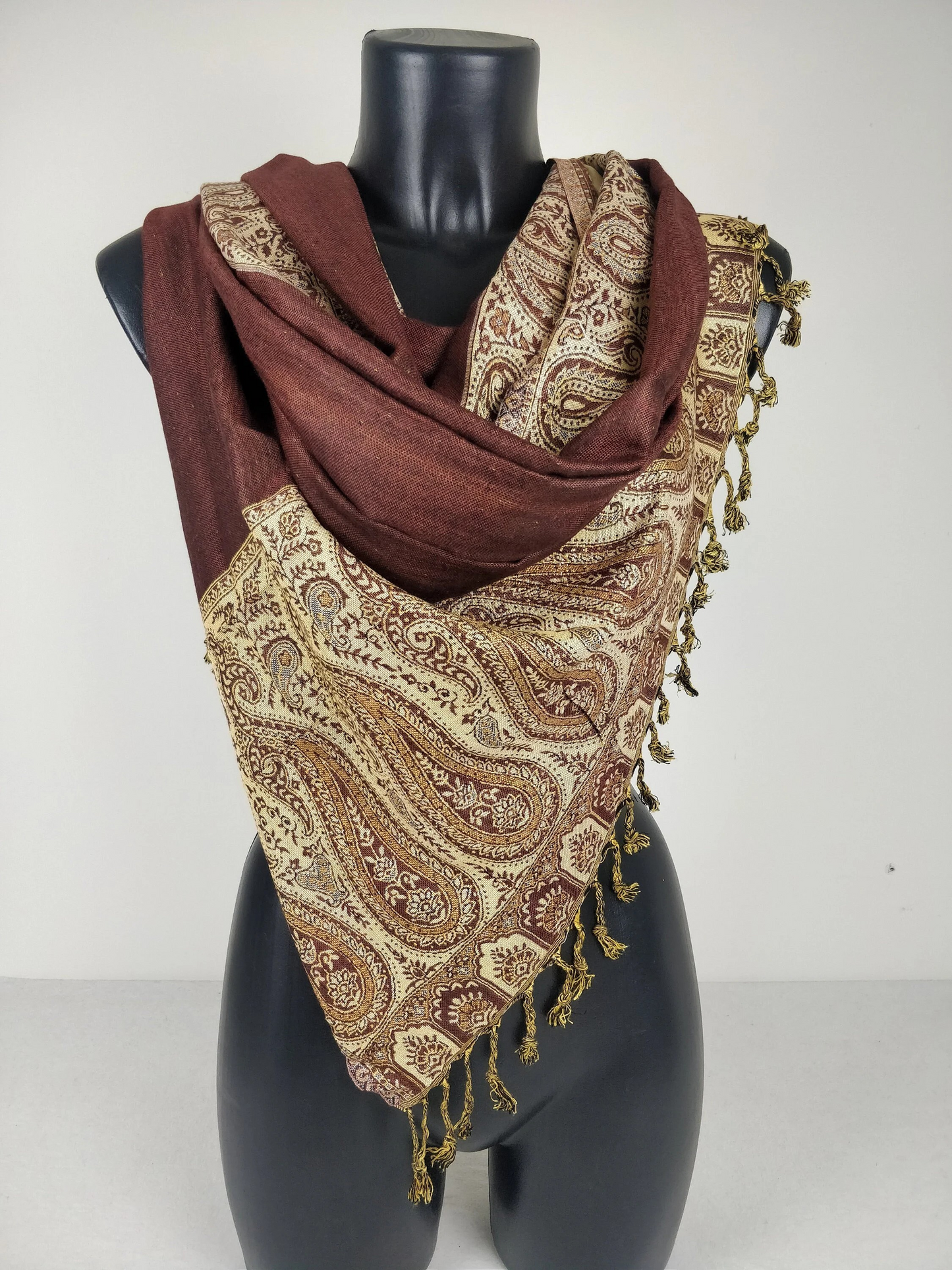 Pashmina Helak réversible en viscose. Echarpe motifs paisley marron.