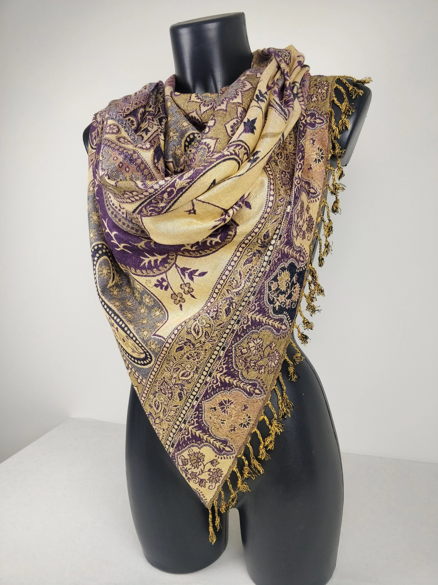 Pashmina vintage Hantra en viscose. Echarpe réversible aux motifs paisley violet.