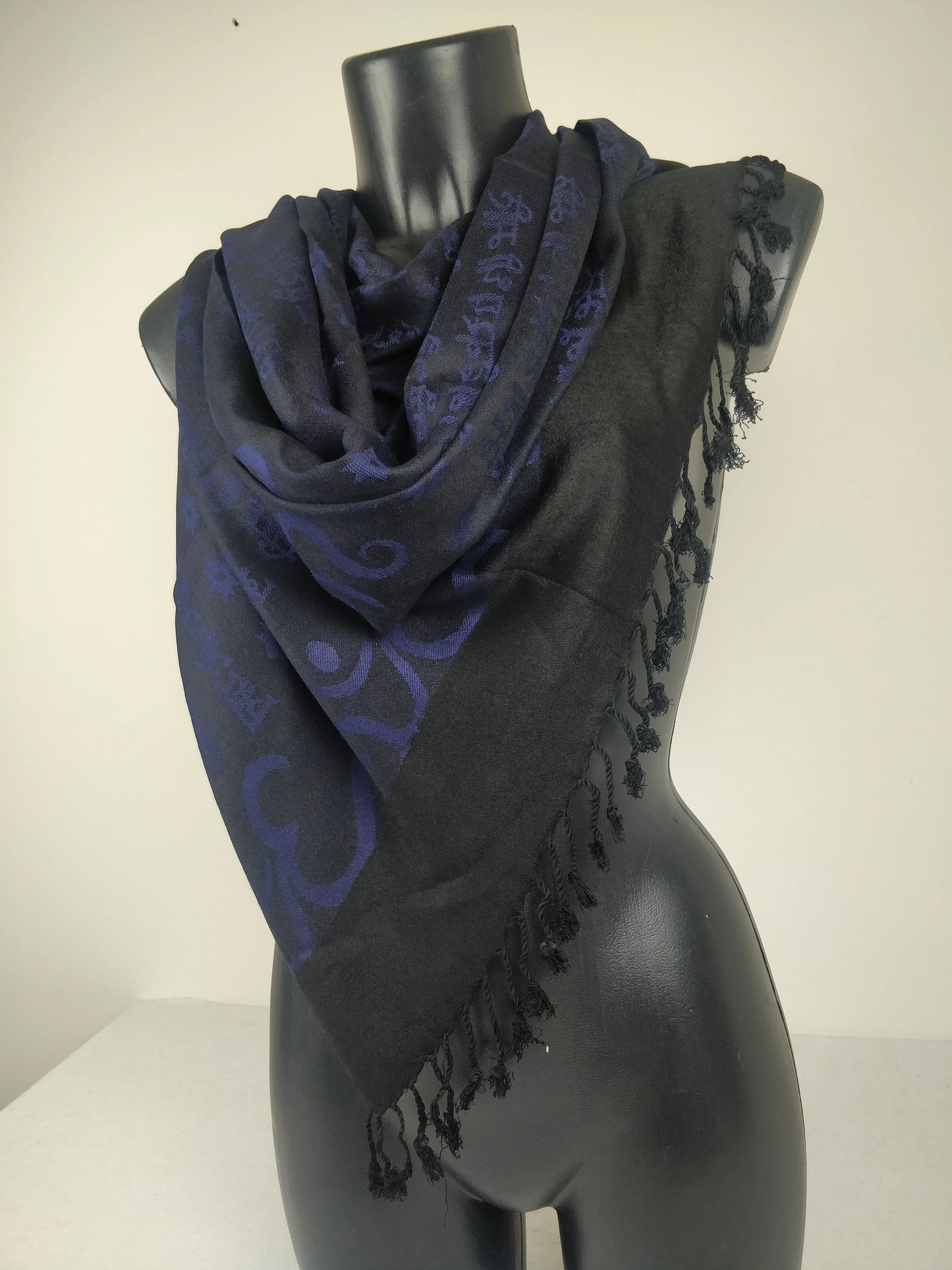 Pashmina Kharma réversible en viscose. Echarpe motifs ohm bleu.