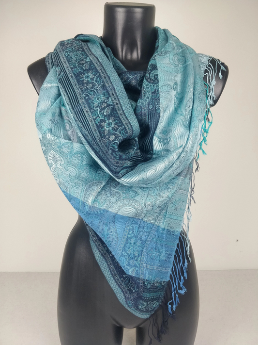 Wende-Mangal-Pashmina aus Modal/Seide. Schal mit blauen Paisleymustern.