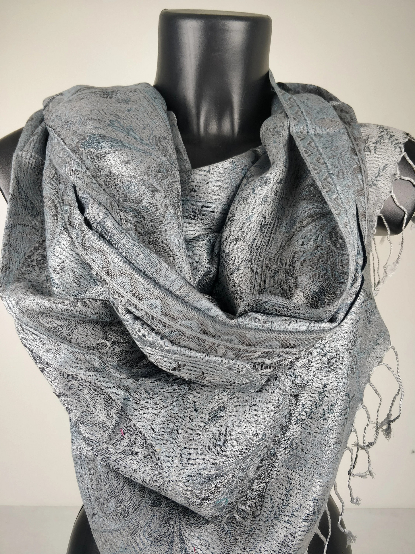 Wende-Mangal-Pashmina aus Modal/Seide. Graues Paisley-Muster.