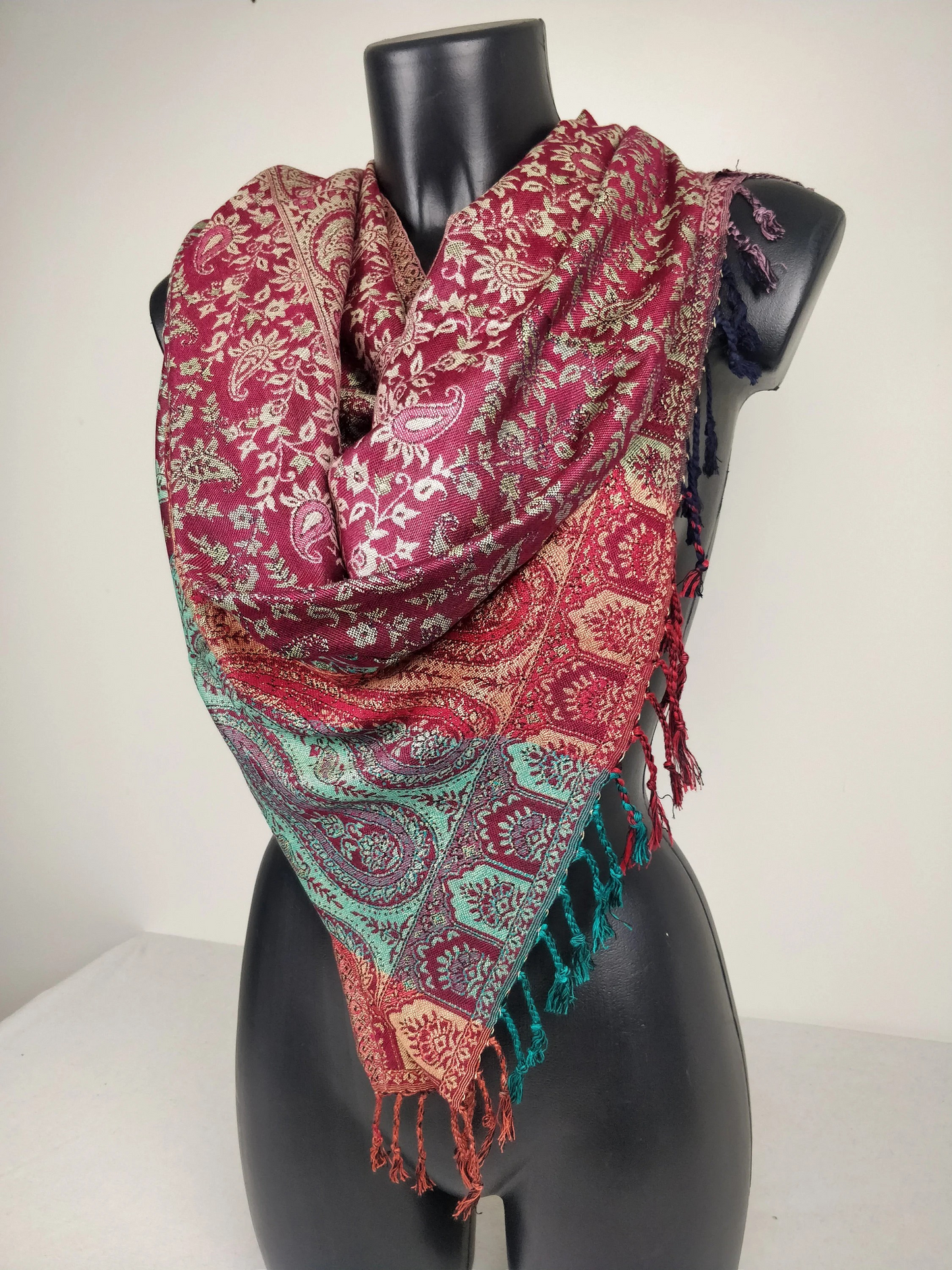 Mehrfarbiger Sankya Wende-Pashmina aus Viskose. Fuchsia und grünes Paisleymuster.