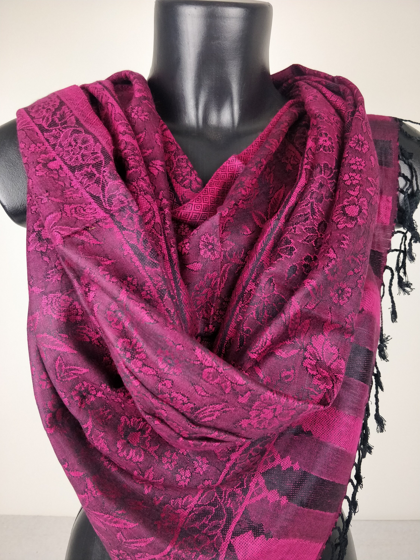 Pashmina Mangal réversible en modal / soie. Echarpe motif fleuri fuchsia.