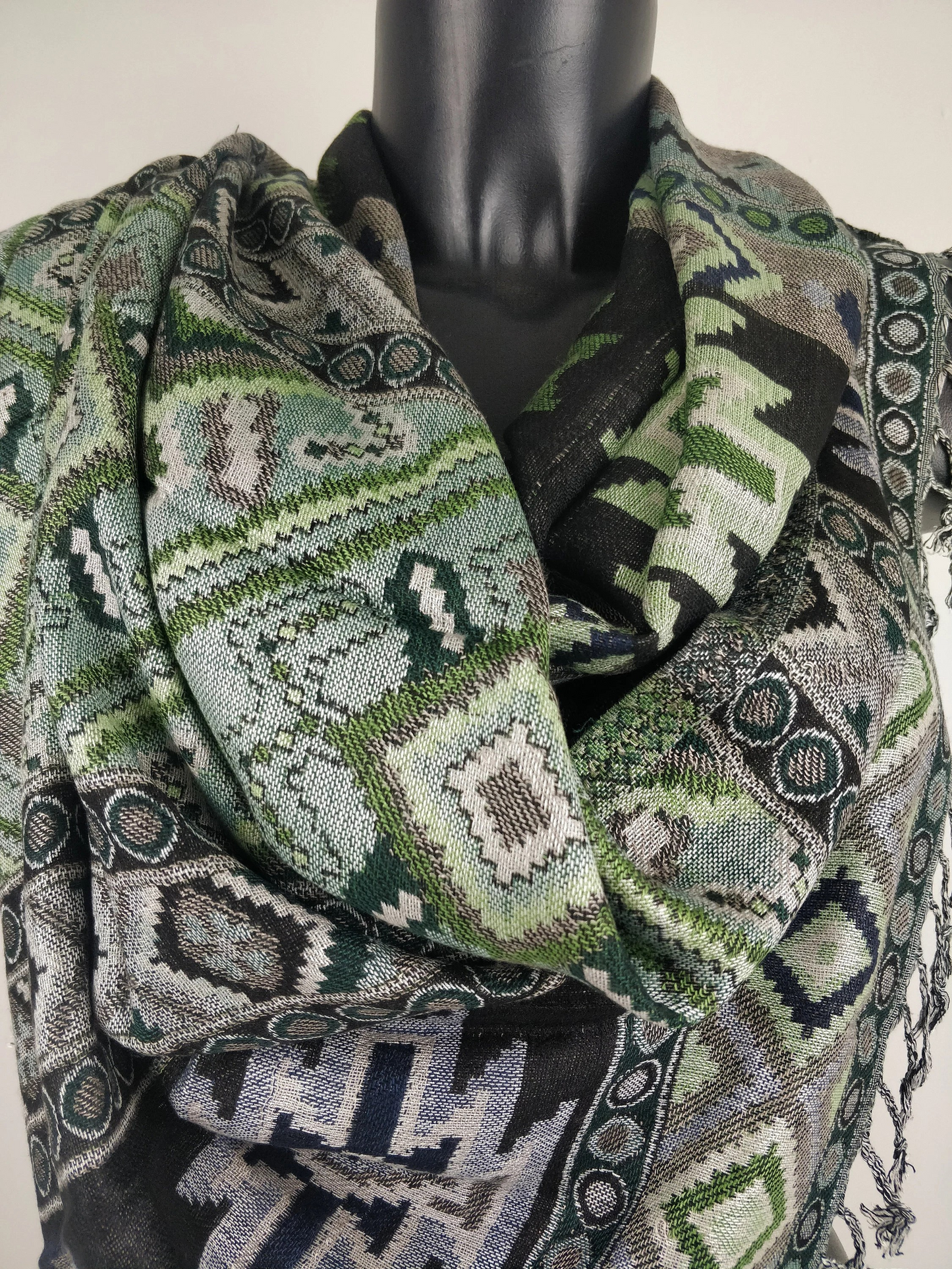 Pashmina Jyoti en viscose multicolore et réversible. Echarpe motif inca, tons vert.