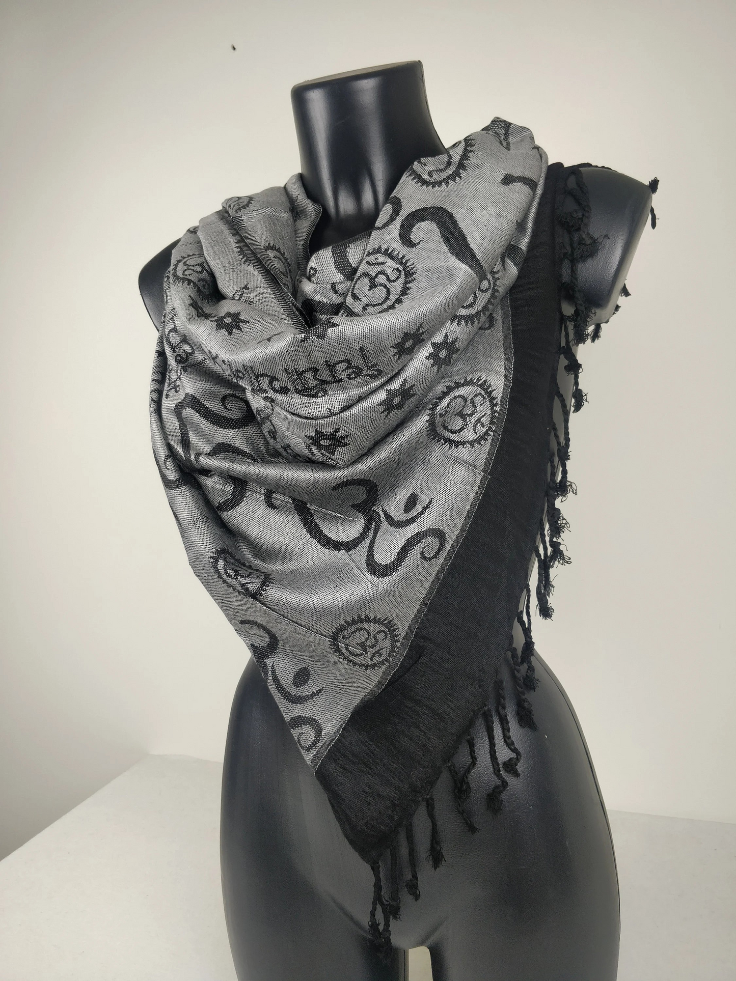 Pashmina Kharma réversible en viscose. Echarpe motifs ohm gris.