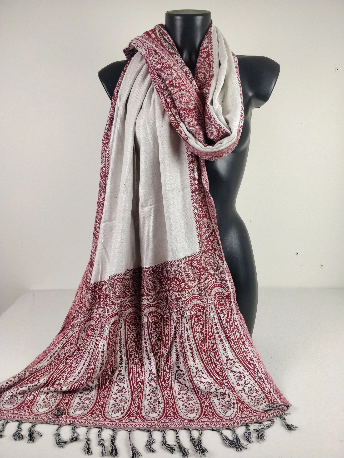 Pashmina Helak réversible en viscose. Echarpe motifs paisley rouge et blanc.