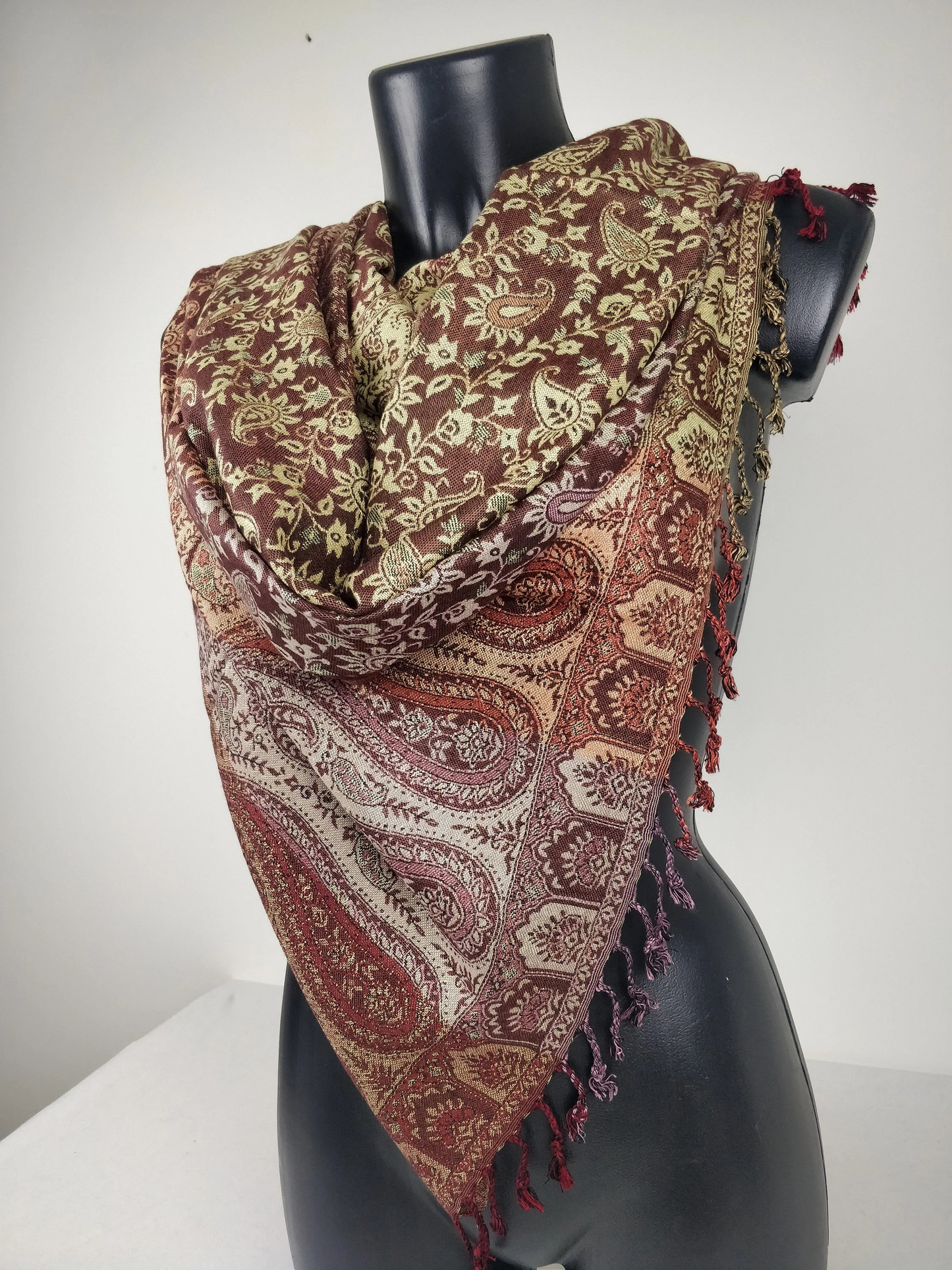 Mehrfarbiger Sankya Wende-Pashmina aus Viskose. Paisley-Muster in Brauntönen.