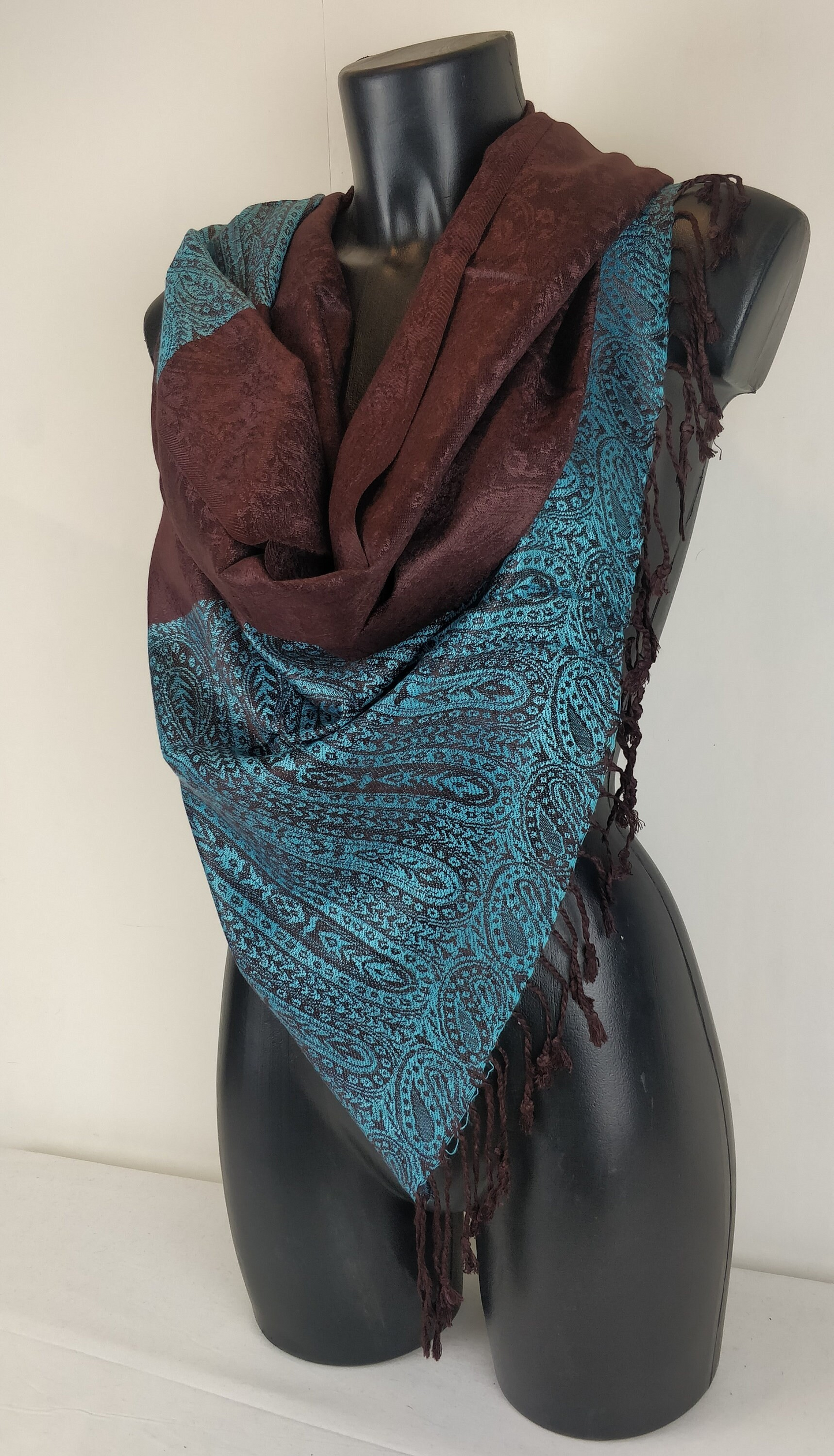 Zweifarbiger Vaisana-Pashmina aus Viskose. Braunes Paisley-Muster.