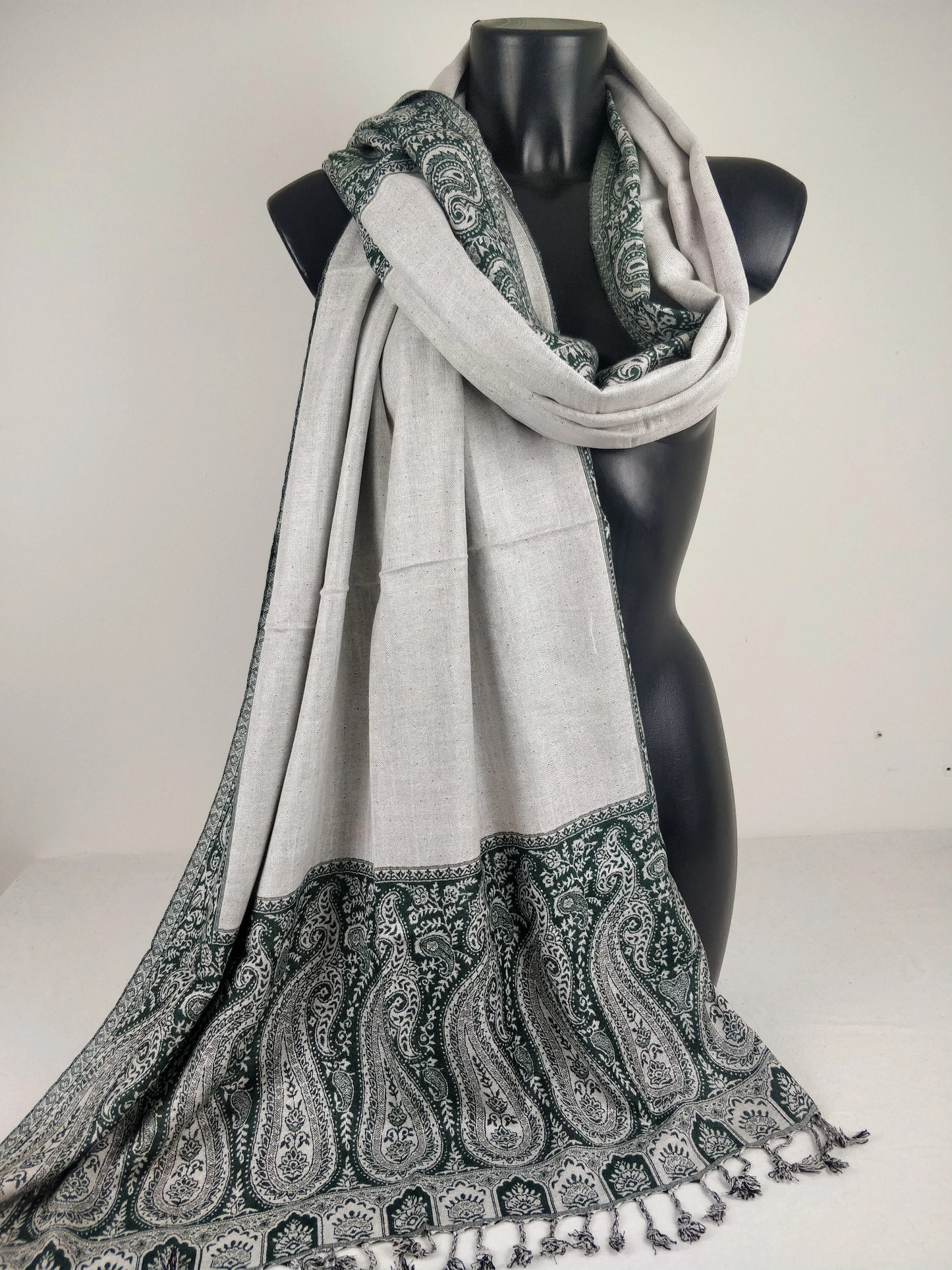 Pashmina Helak réversible en viscose. Echarpe motifs paisley vert et blanc.