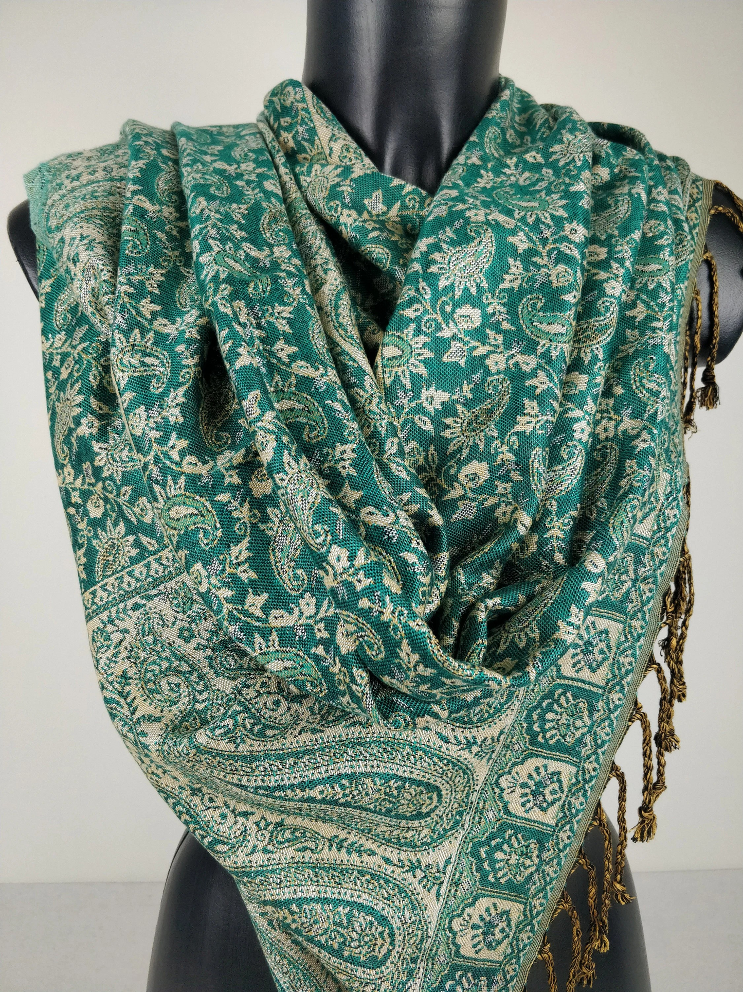 Pashmina réversible avec motifs paisley vert et blanc, en viscose douce.