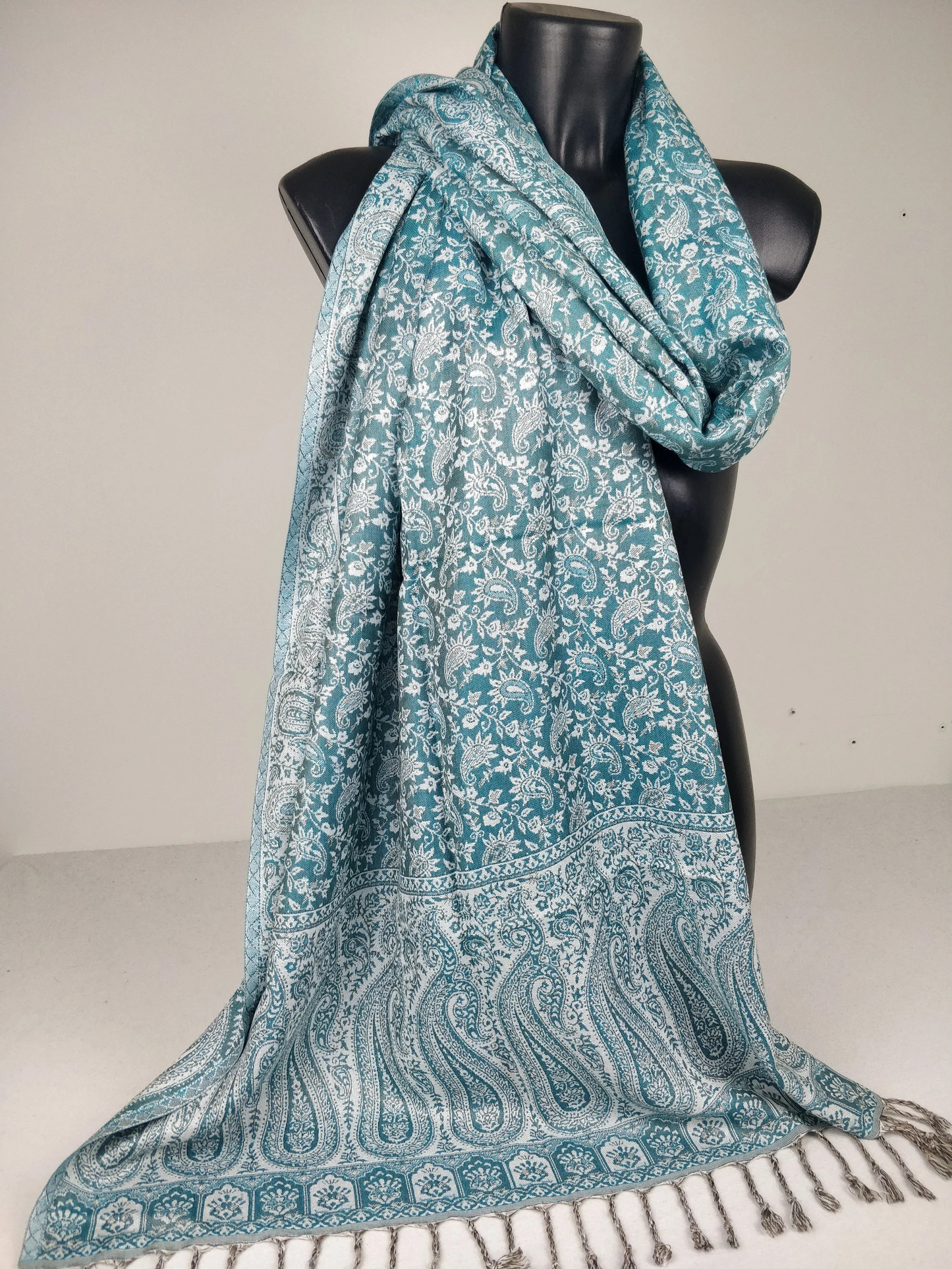 Pashmina réversible Sankya en viscose. Echarpe motif paisley bleue et blanc.