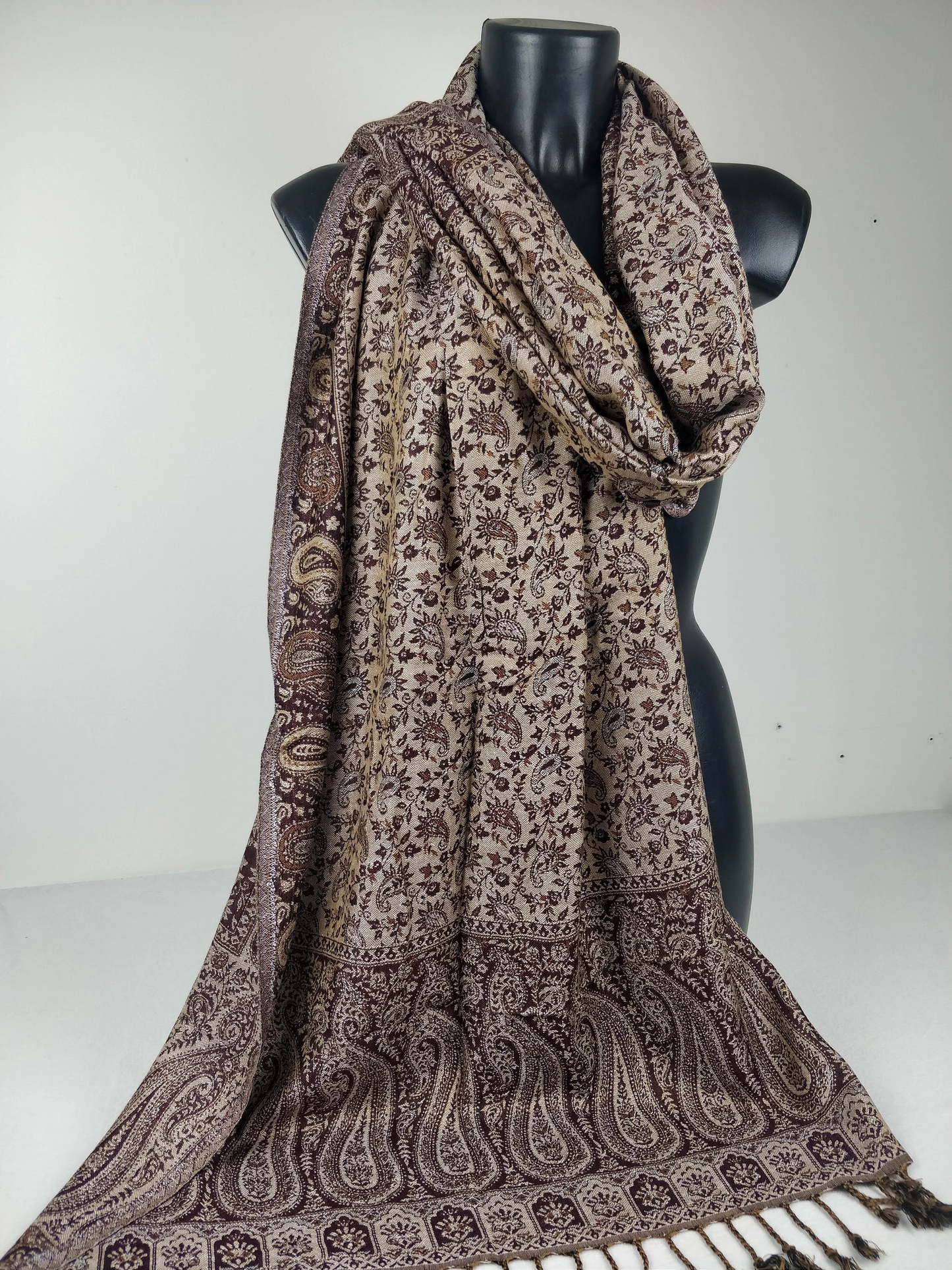 Pashmina réversible Sankya en viscose. Echarpe motif paisley marron.