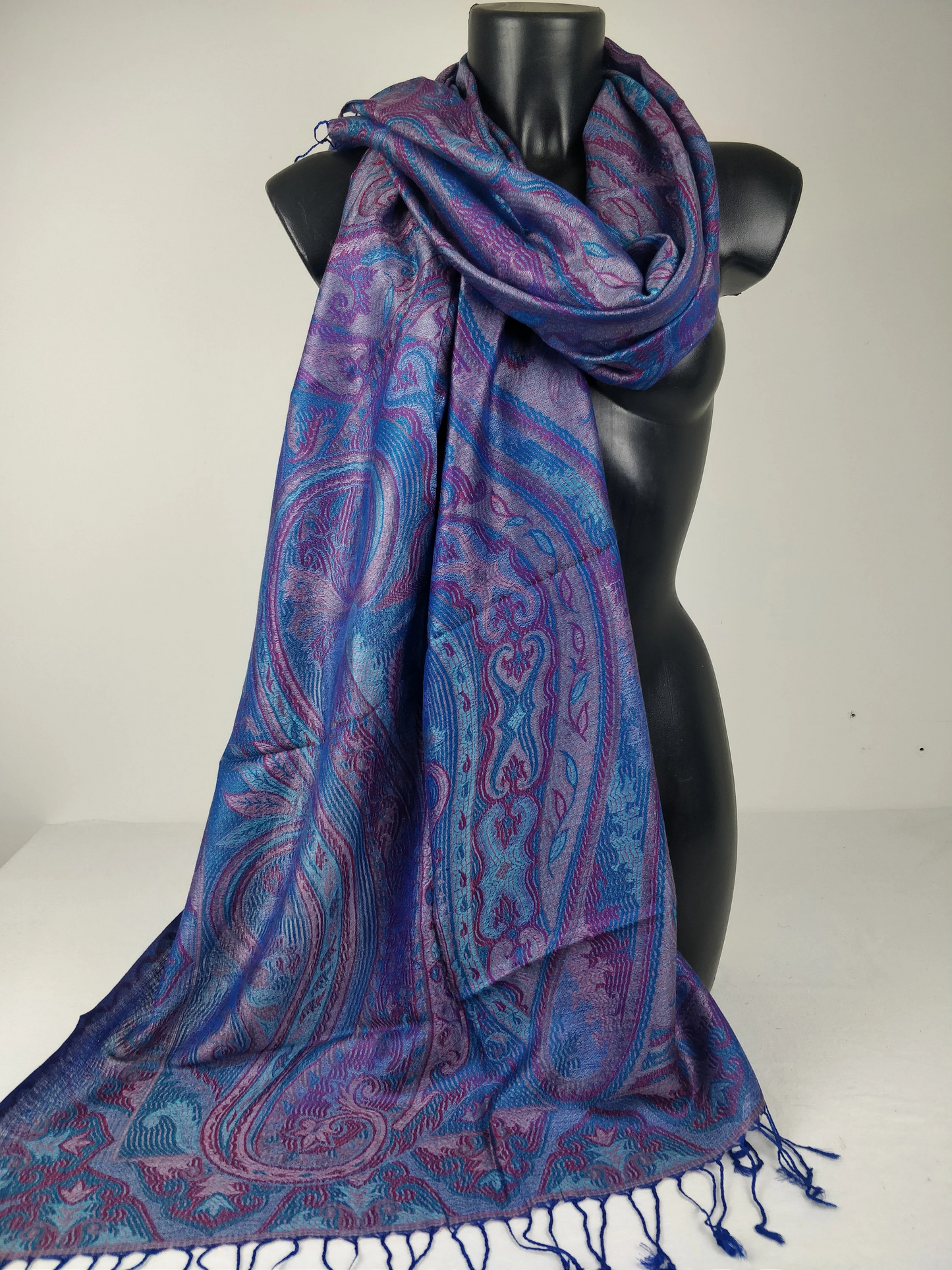 Pashmina Mangal réversible en modal / soie. Echarpe aux motifs paisley bleu.