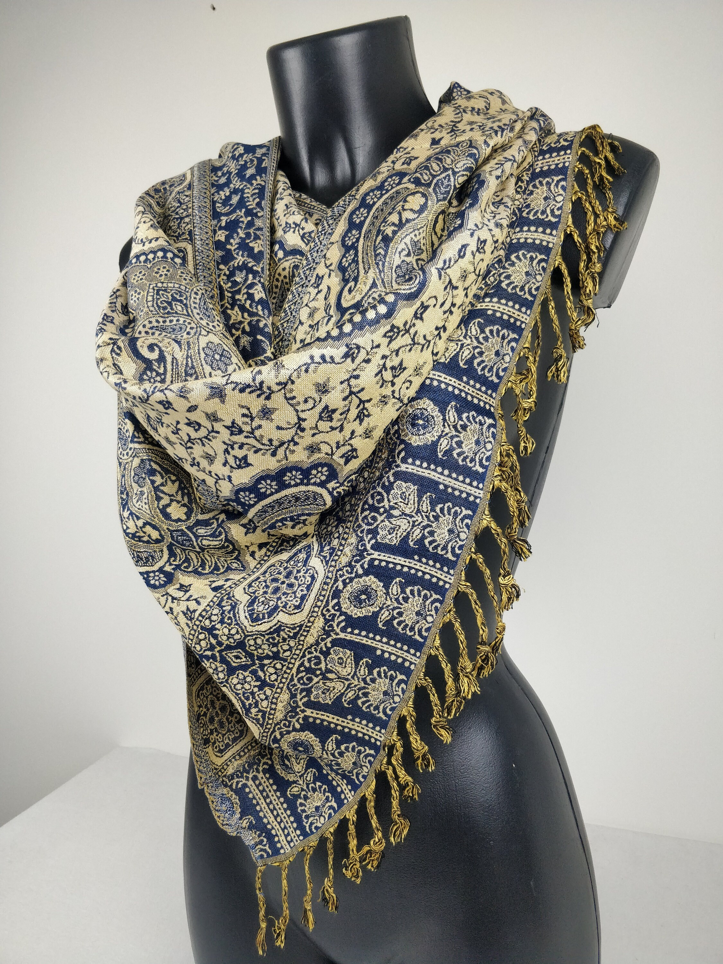 Pashmina réversible Daksha en viscose. Motif paisley bleu et crème.