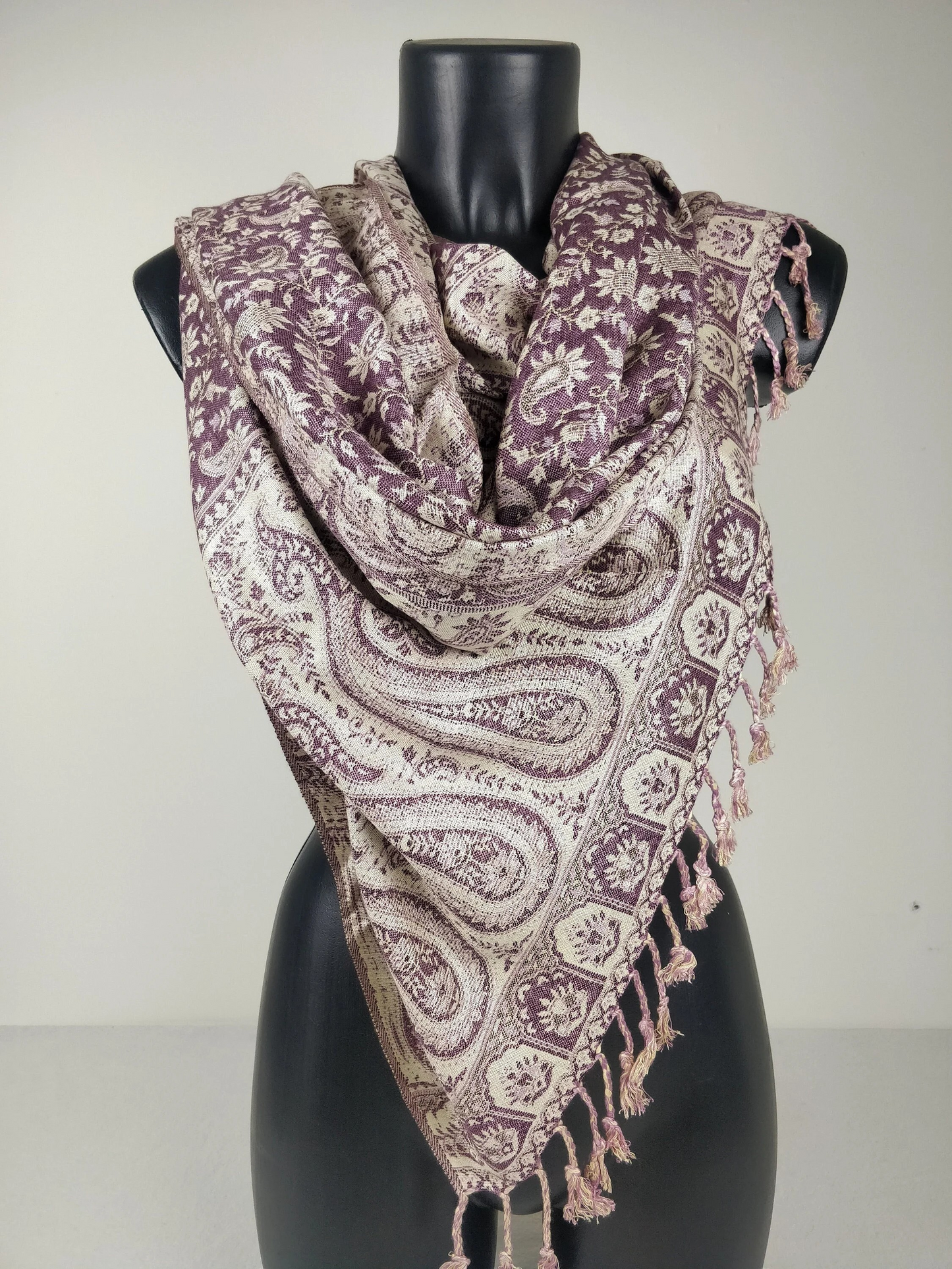 Pashmina réversible Sankya en viscose. Echarpe motif paisley violet.