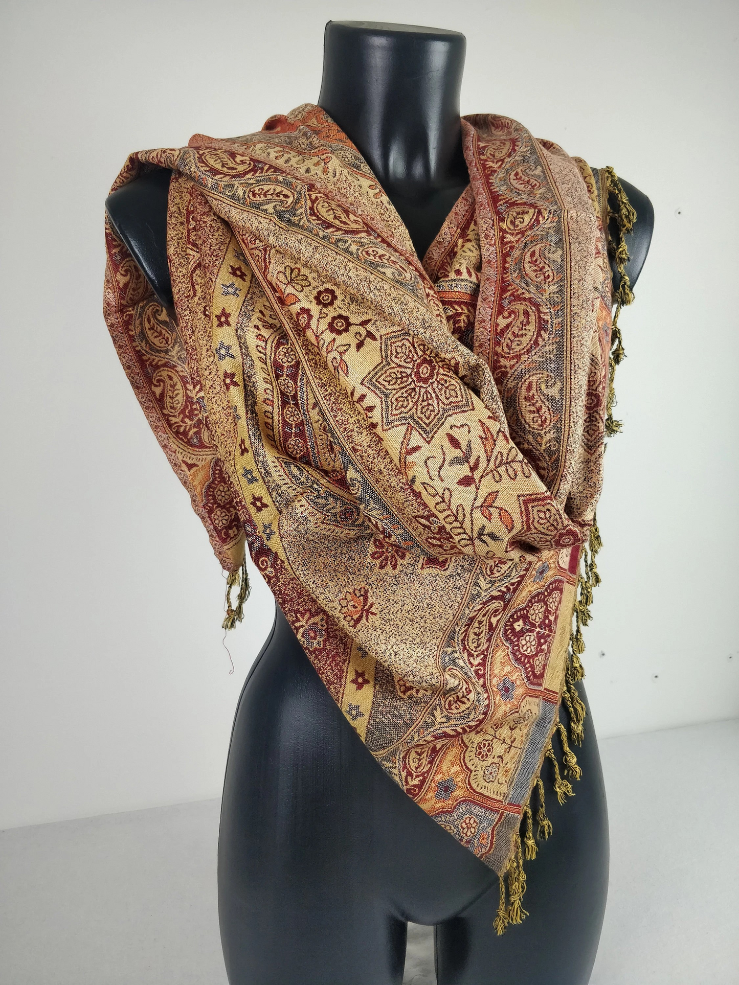 Pashmina vintage Hantra en viscose. Echarpe réversible aux motifs ethnique rouge.