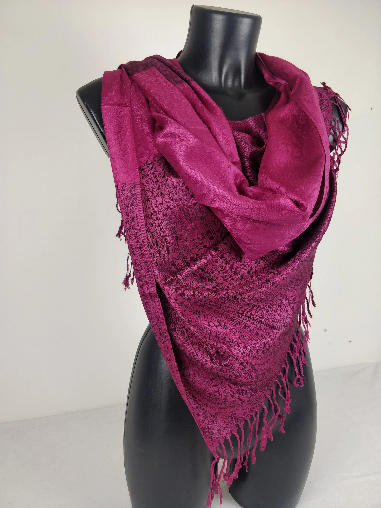 Zweifarbiger Vaisana-Pashmina aus Viskose. Braunes Paisley-Muster.