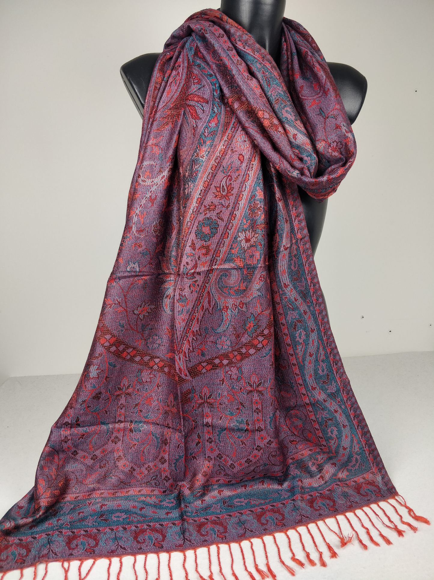 Wende-Mangal-Pashmina aus Modal/Seide. Orange-rotes Paisley-Muster.