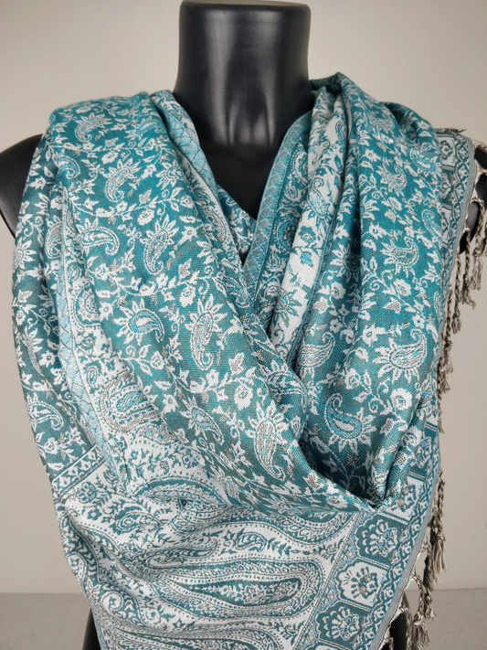 Pashmina réversible Sankya en viscose. Echarpe motif paisley bleue et blanc.