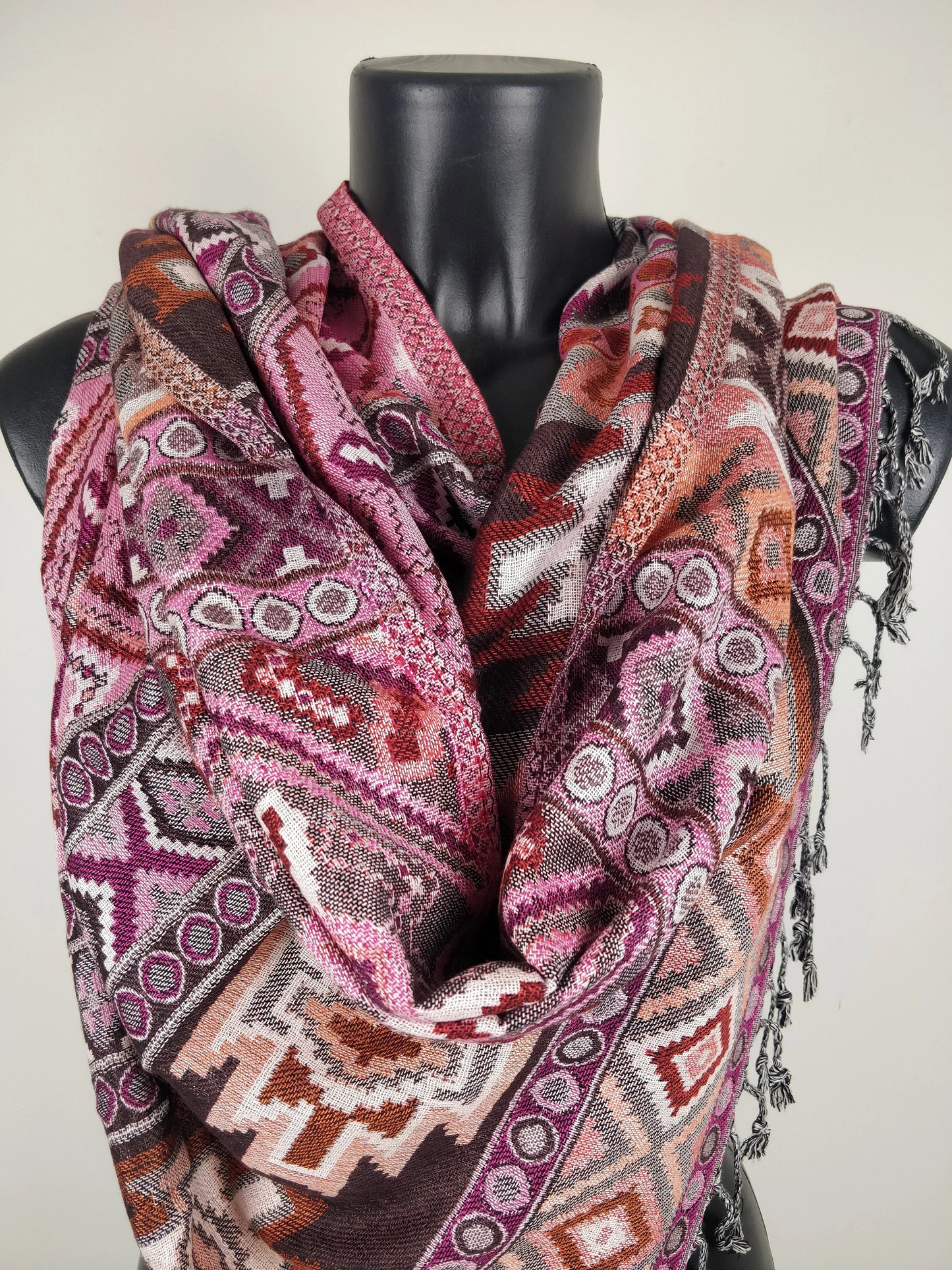 Pashmina Jyoti en viscose multicolore et réversible. Echarpe motif inca, tons rose.