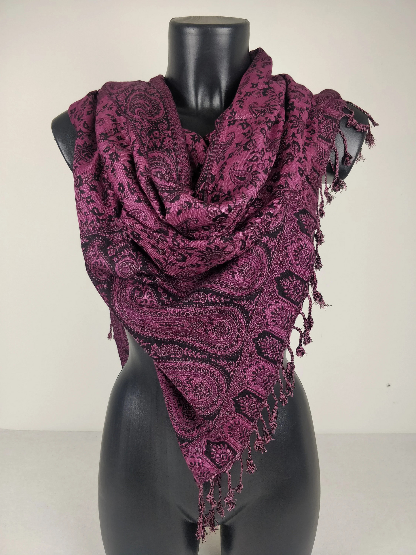 Pashmina réversible Sankya en viscose. Echarpe aux motifs paisley violet et noir.