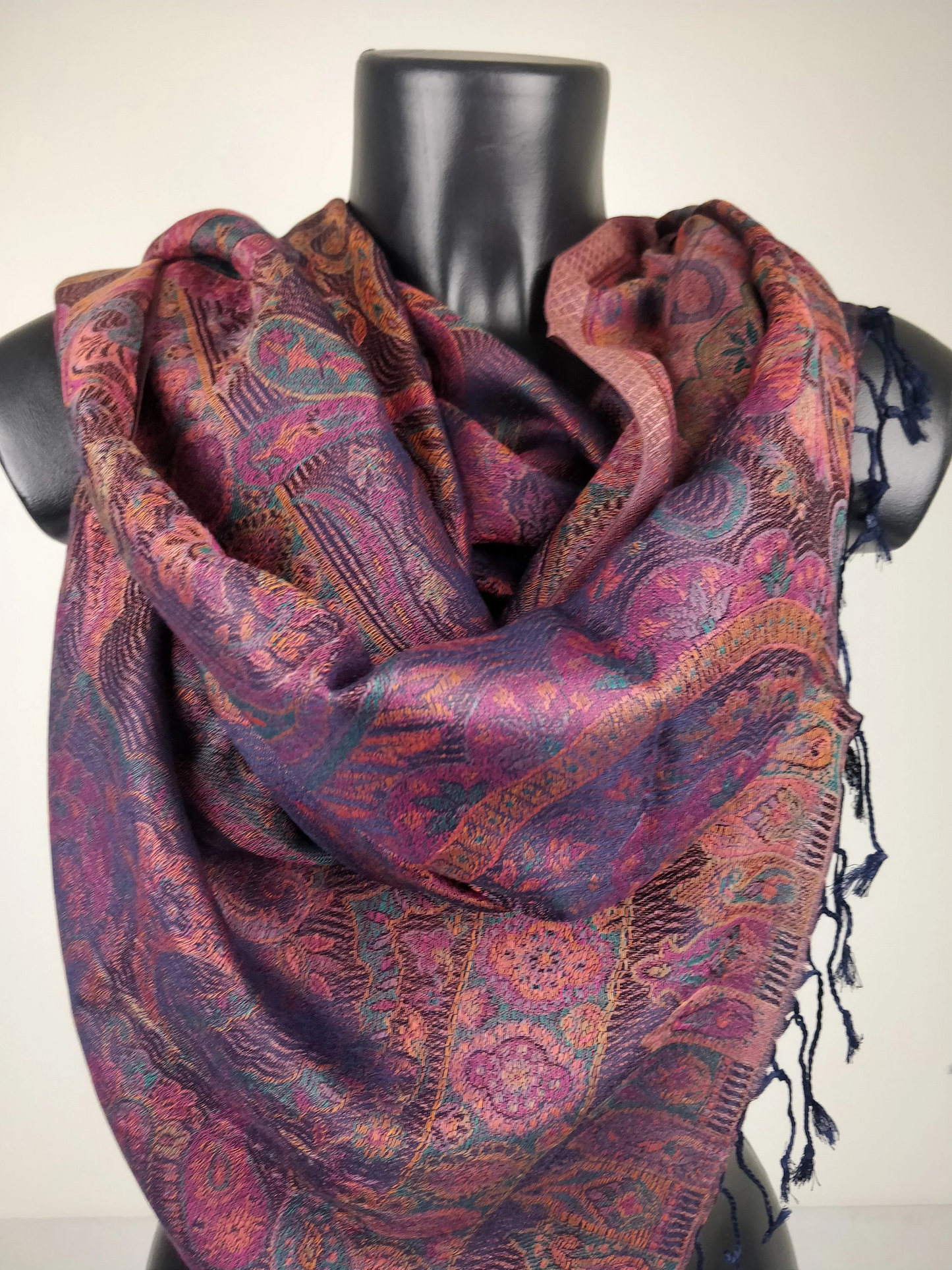 Pashmina Mangal réversible en modal / soie. Echarpe motif paisley marron, violet et bleu.