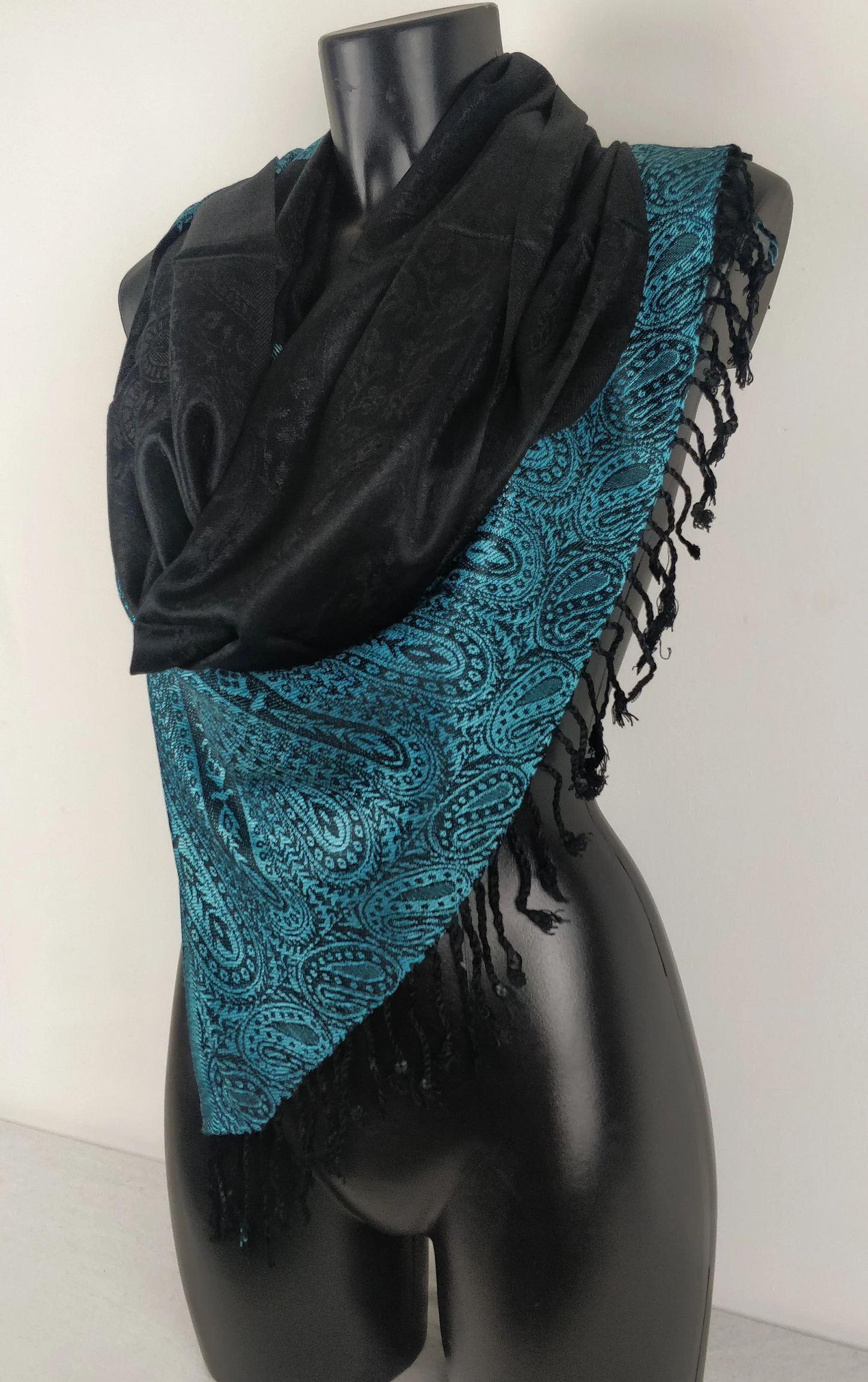 Pashmina Vaisana aus Viskose. Zweifarbig mit schwarzen und blauen Paisleymustern