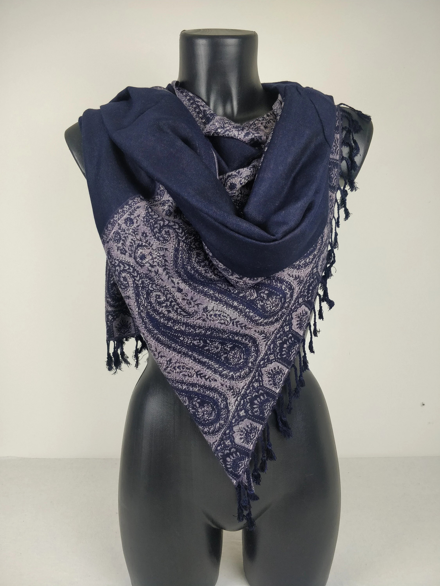 Pashmina Helak réversible en viscose. Echarpe motifs paisley bleu marine