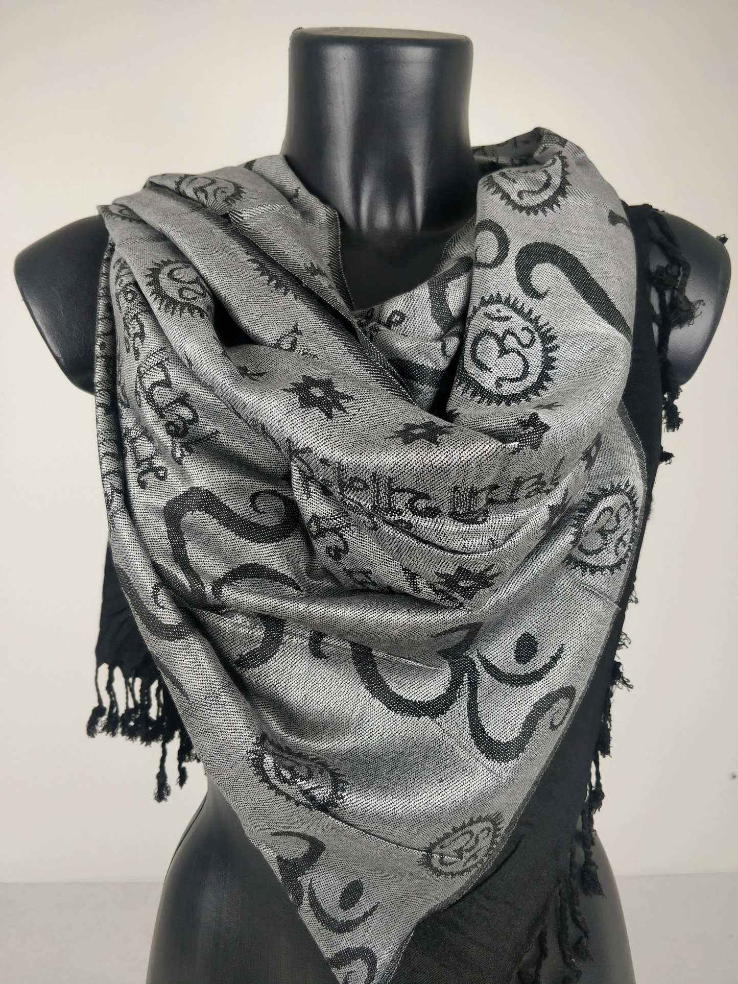 Pashmina Kharma réversible en viscose. Echarpe motifs ohm gris.