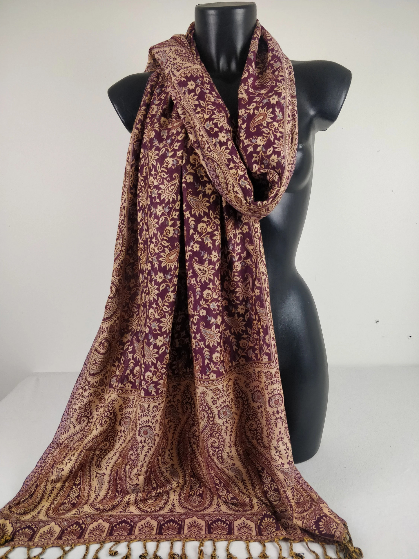 Pashmina réversible Sankya en viscose. Echarpe motif paisley pourpre.