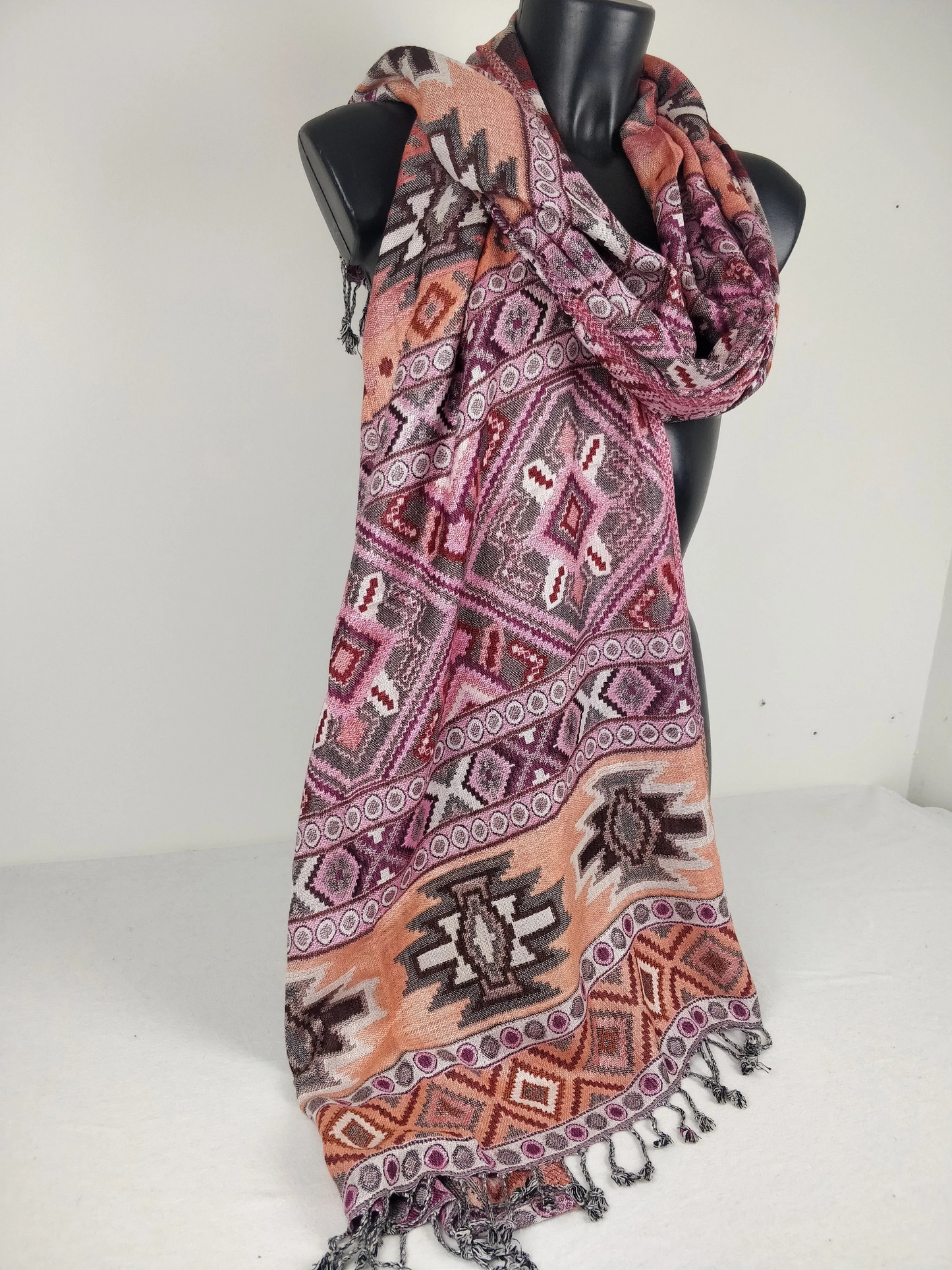 Pashmina Jyoti en viscose multicolore et réversible. Echarpe motif inca, tons rose.