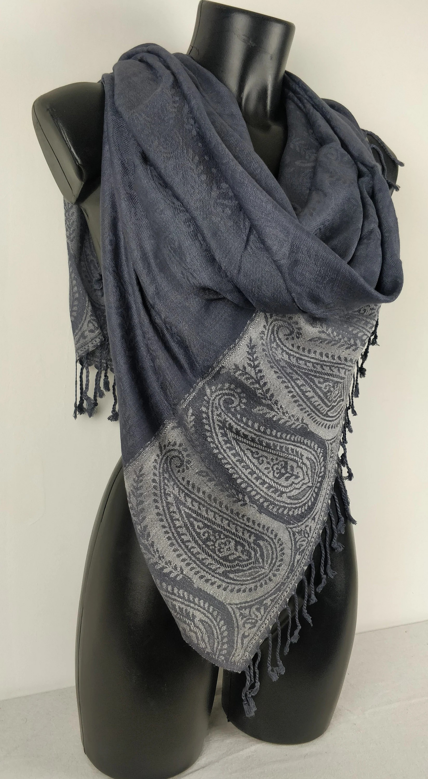 Zweifarbiger Vaisana-Pashmina aus Viskose. Braunes Paisley-Muster.