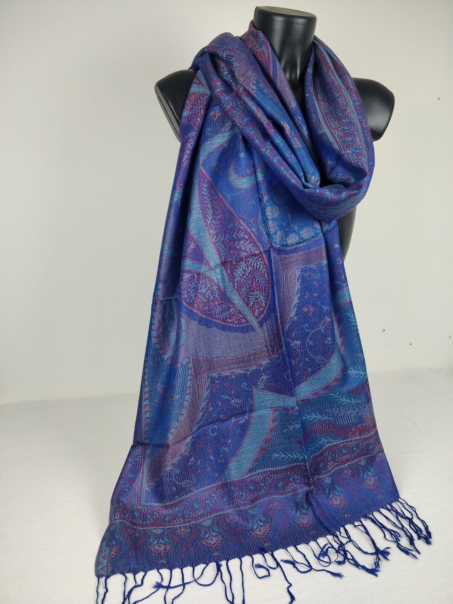 Pashmina Mangal réversible en modal / soie. Echarpe motif paisley bleu.