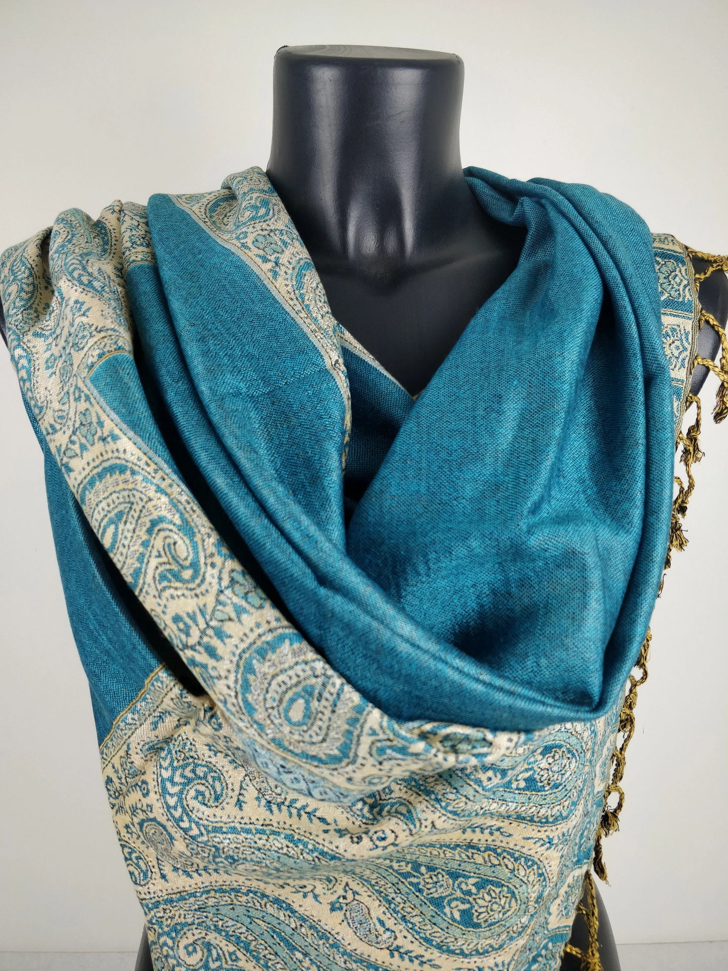 Pashmina Helak réversible en viscose. Echarpe motifs paisley bleu et crème.