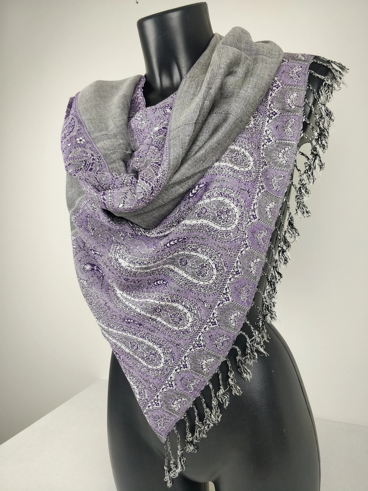 Pashmina Helak réversible en viscose. Echarpe motifs paisley violet et gris.