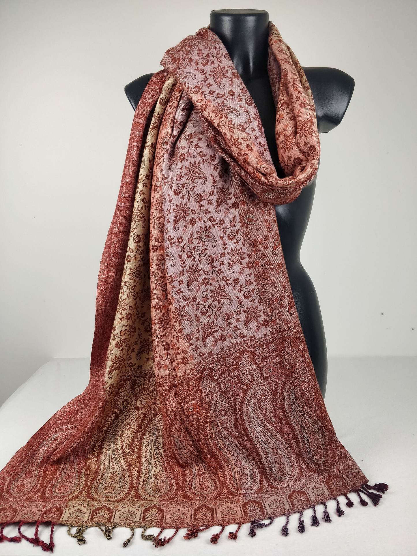 Pashmina réversible Sankya en viscose. Echarpe motif paisley multicolore tons marron.