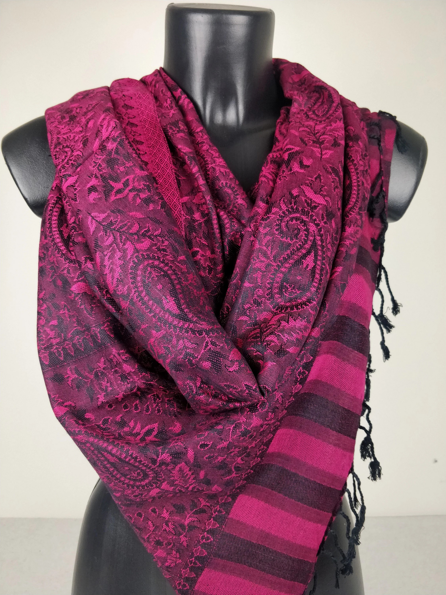 Pashmina Mangal réversible en modal / soie. Motif paisley fuchsia et noir.