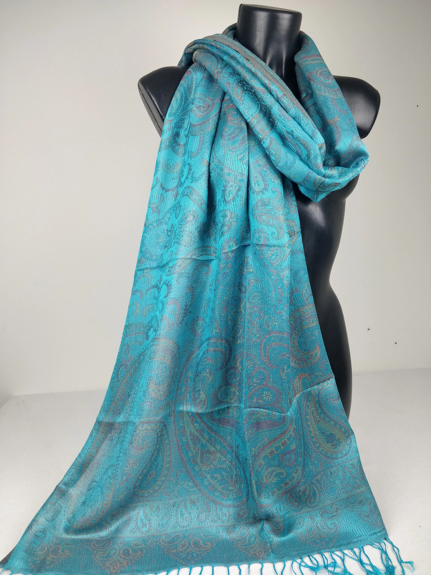 Pashmina Mangal réversible en modal / soie. Echarpe aux motifs paisley bleu turquois.