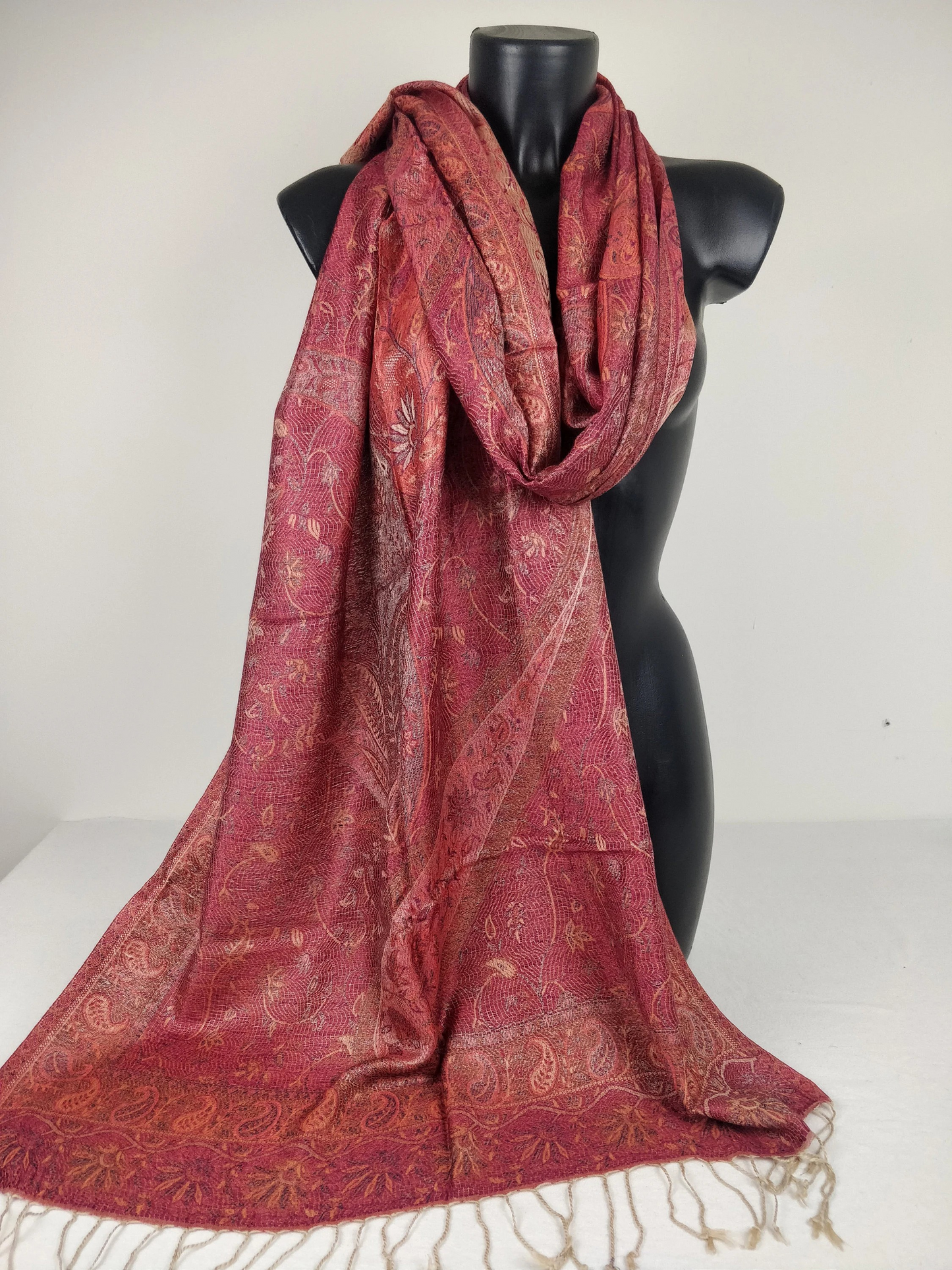 Pashmina Mangal réversible en modal / soie. Echarpe aux motifs fleuri rouge.