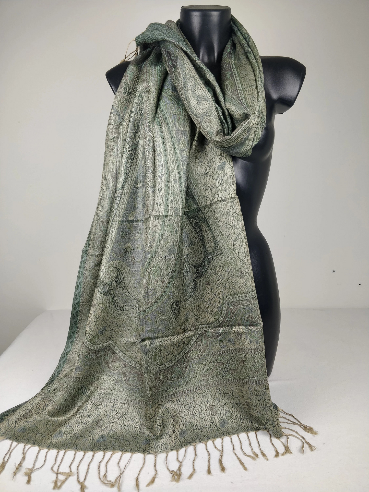 Pashmina Mangal réversible en modal / soie. Echarpe motif paisley vert.