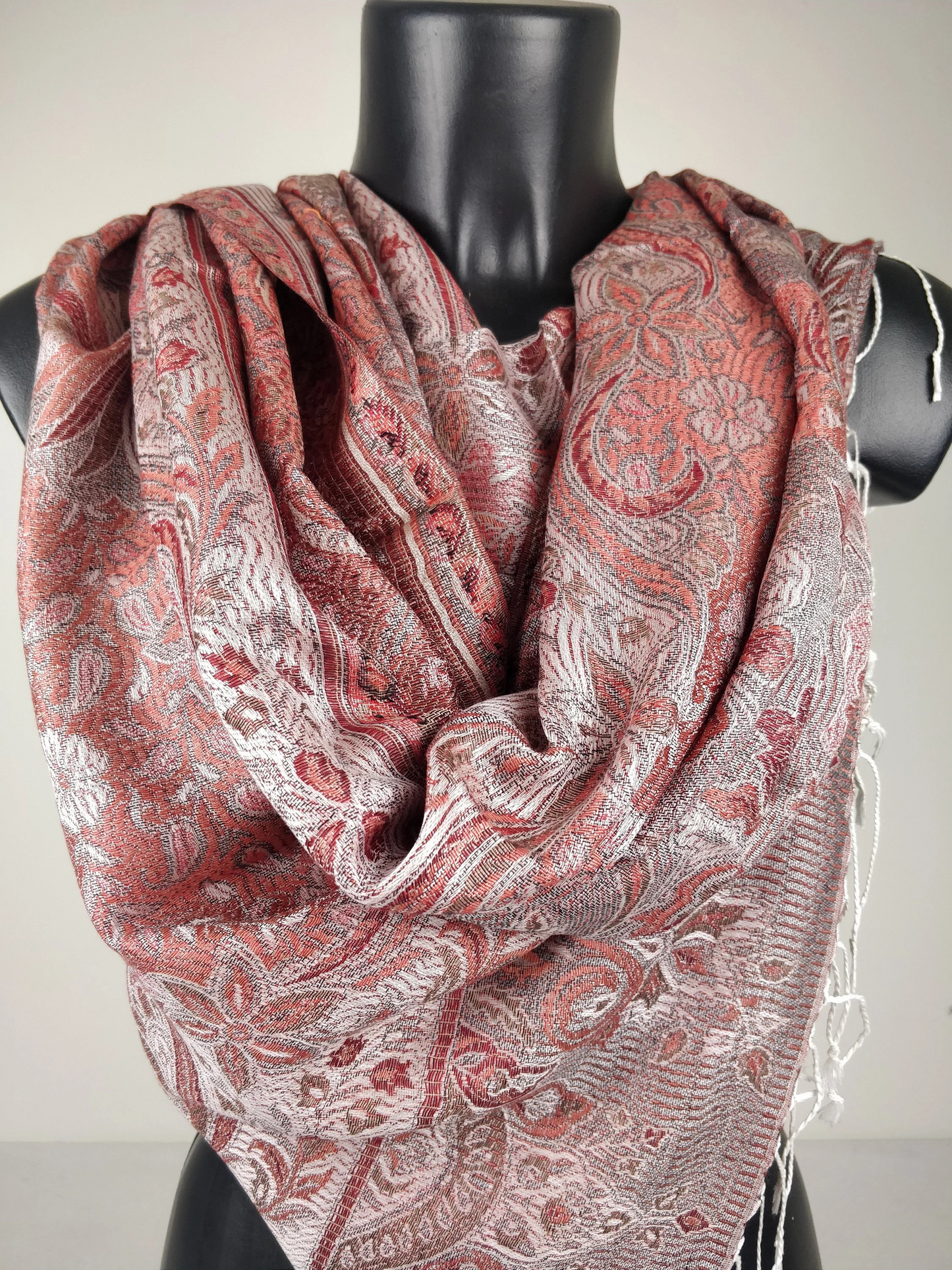 Wende-Mangal-Pashmina aus Modal/Seide. Rosa-weißes Paisley-Muster.