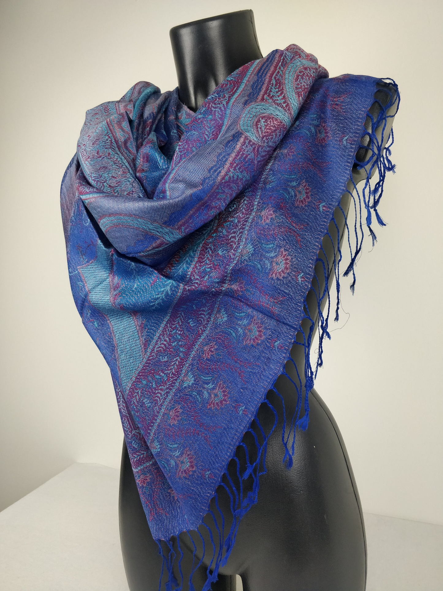 Pashmina Mangal réversible en modal / soie. Echarpe motif paisley bleu.