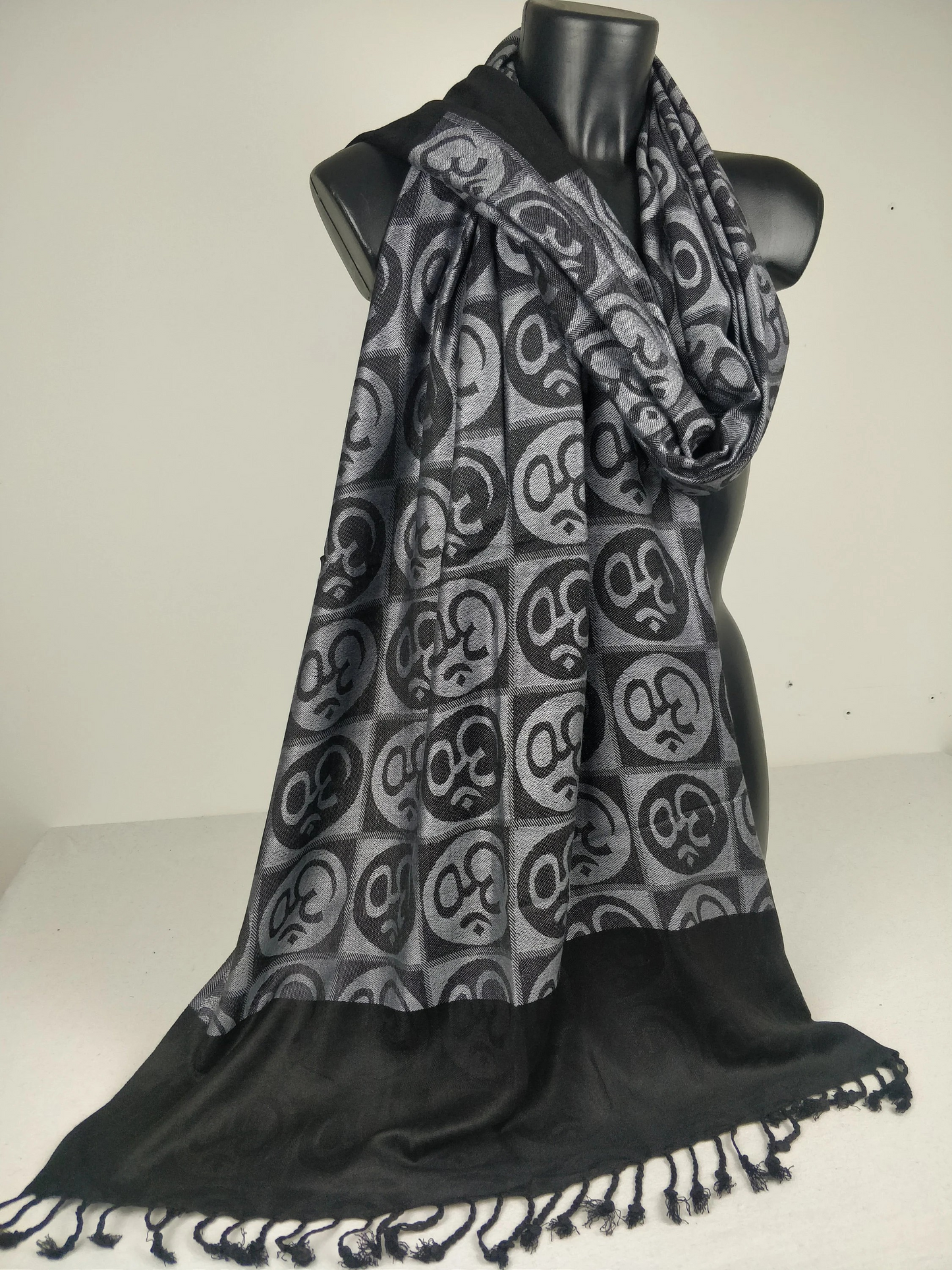 Wende-Pashmina Kharma aus Viskose. Blaue Ohm-Muster.