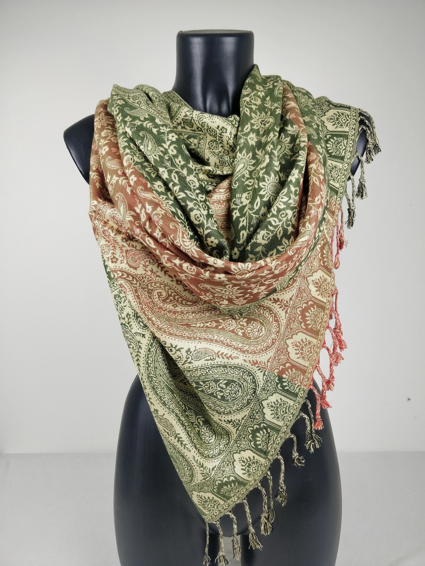 Pashmina réversible Sankya en viscose. Echarpe motif paisley multicolore.