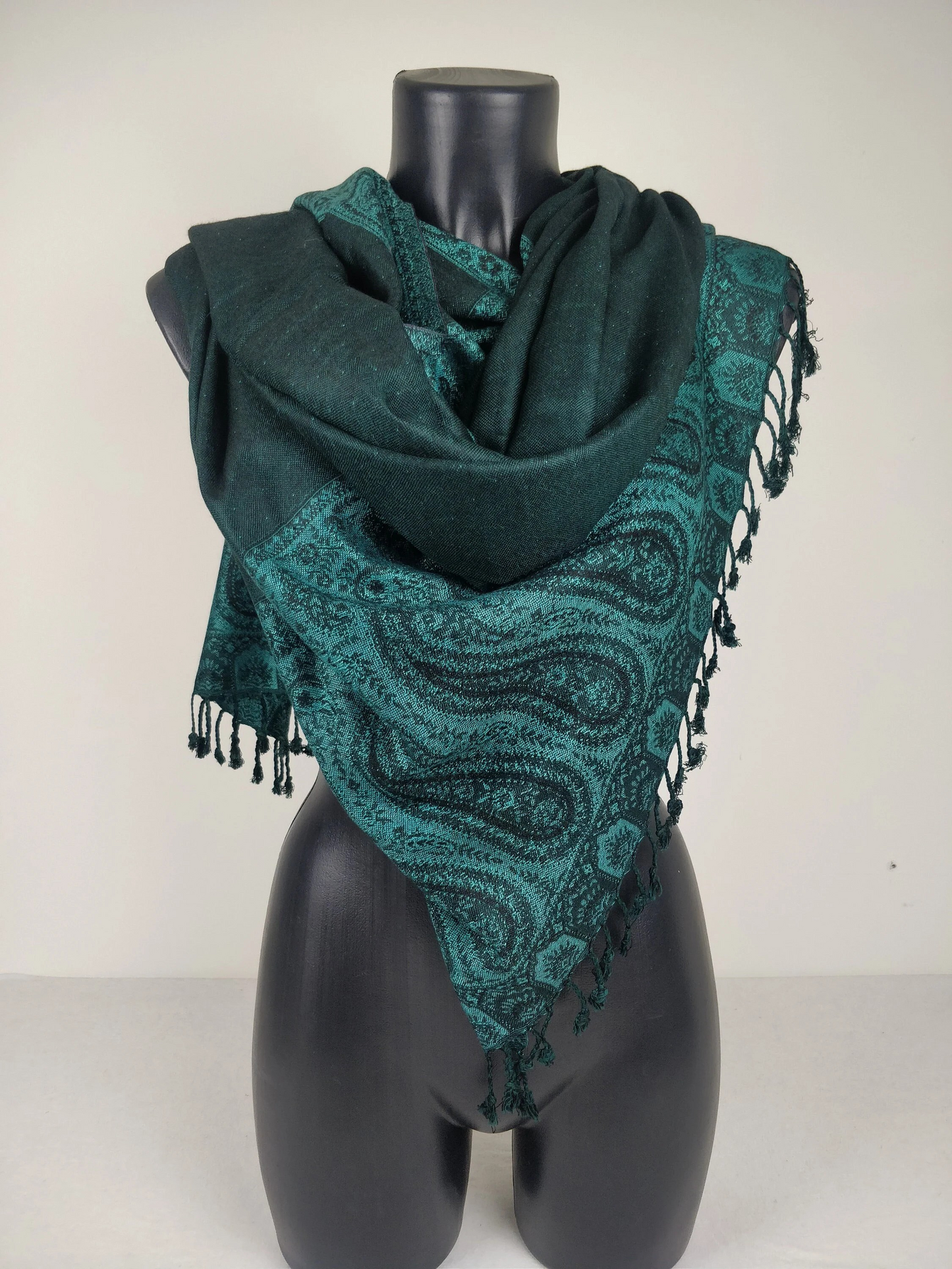 Pashmina Helak réversible en viscose. Echarpe motifs paisley vert.