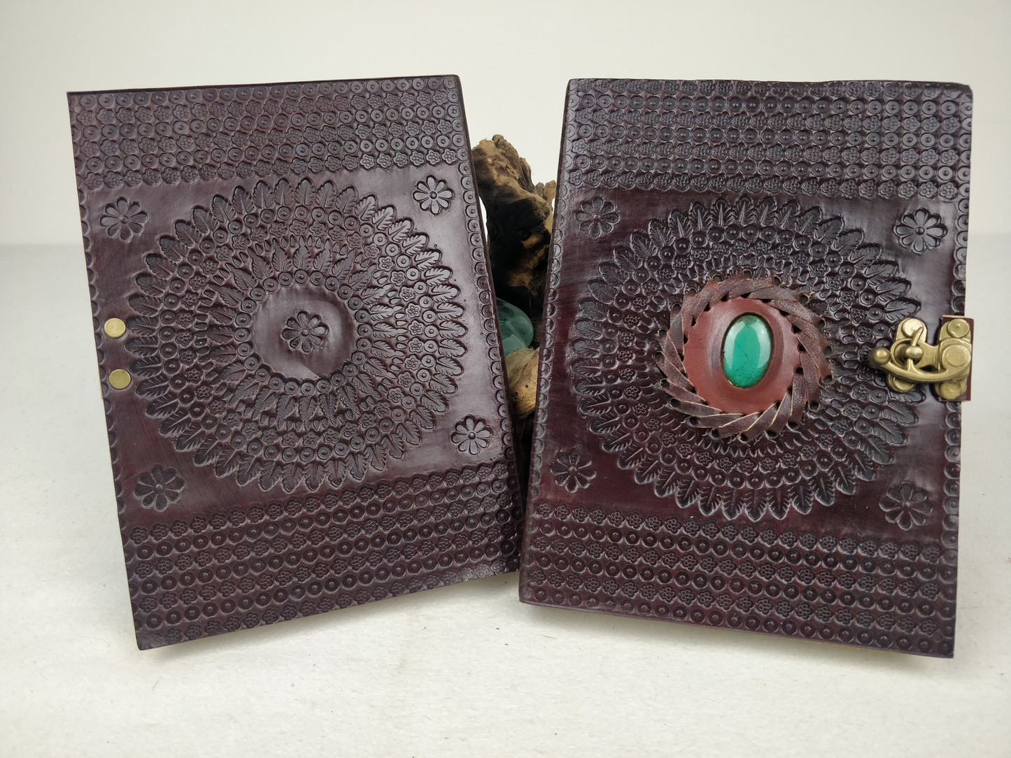 Journal en cuir avec papier recyclé (20 cm x 15 cm). Journal , carnet, carnet de croquis.Motifs mandala / différentes pierres