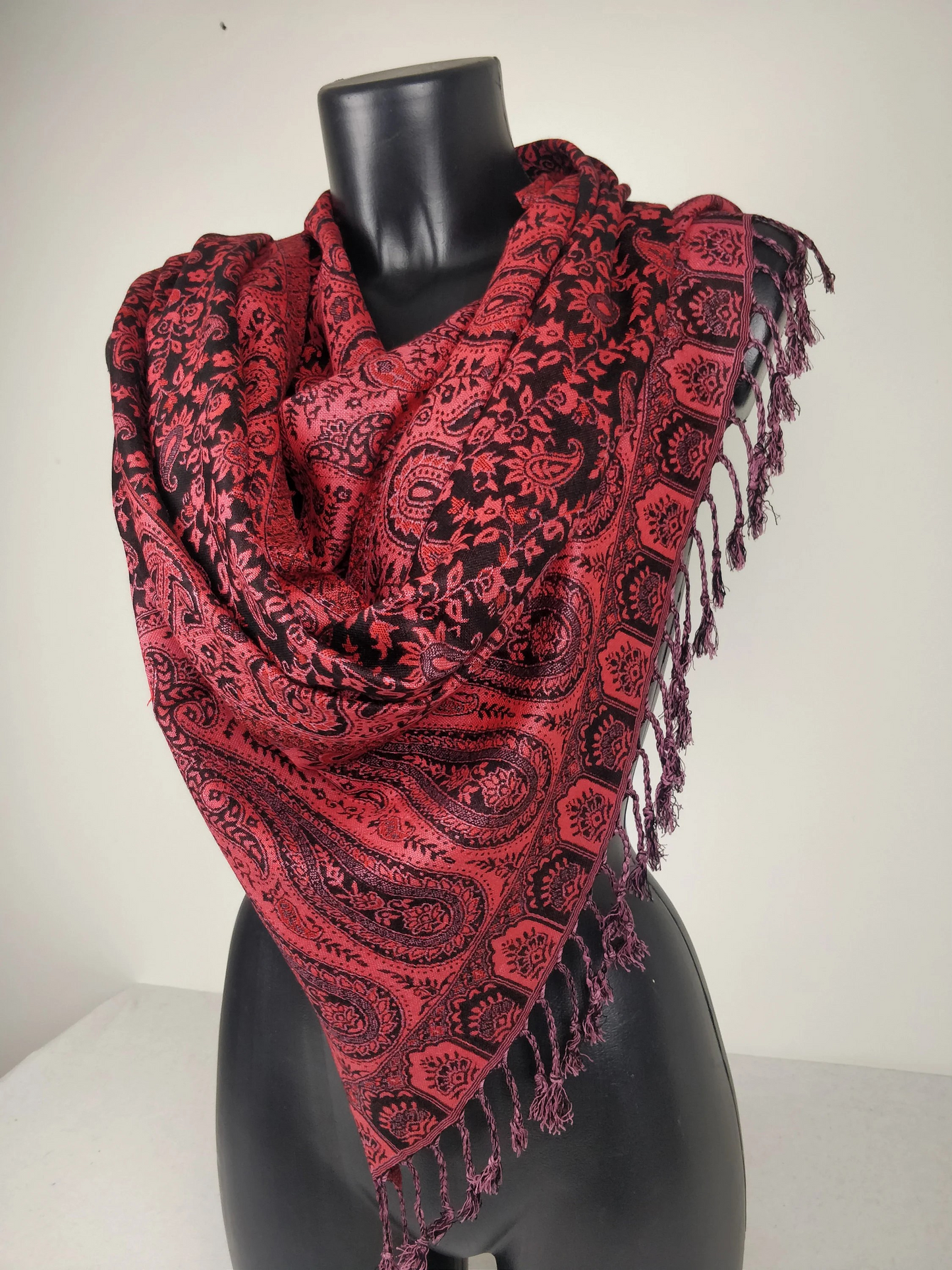 Sankya Wende-Pashmina aus Viskose. Schwarz-rosa Paisley-Muster.