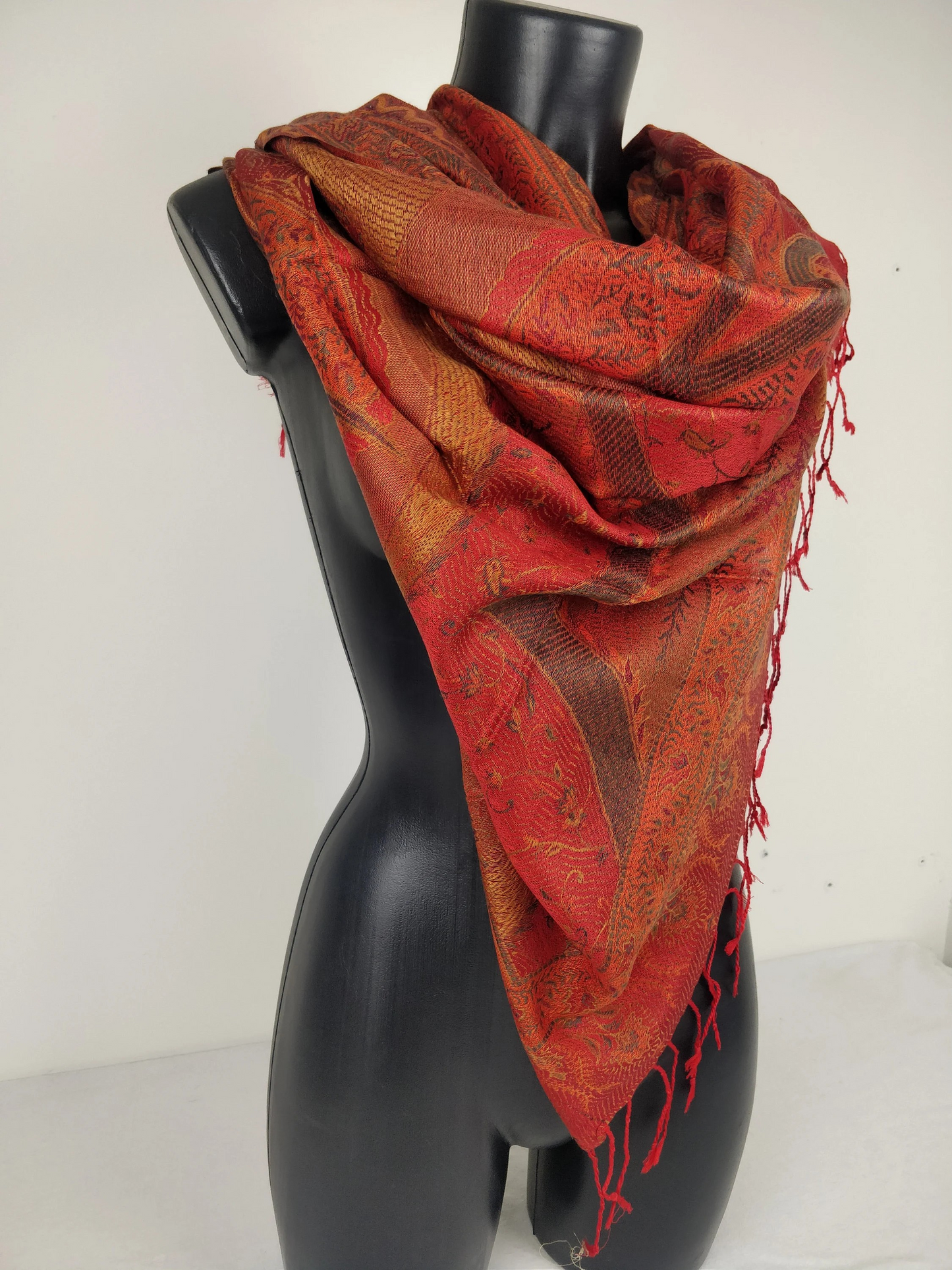 Pashmina Mangal réversible en modal / soie. Echarpe aux motifs paisley rouge.