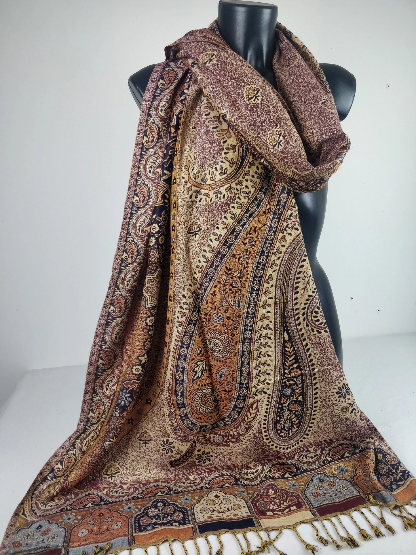 Pashmina vintage Hantra en viscose. Echarpe réversible aux motifs paisley.